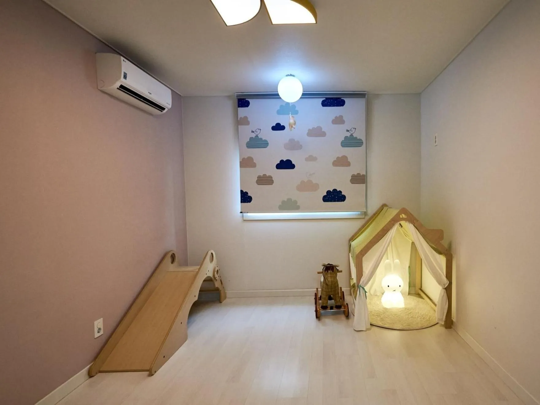 Bed in Jeju Private Poolvilla Gwakjidaon Stay