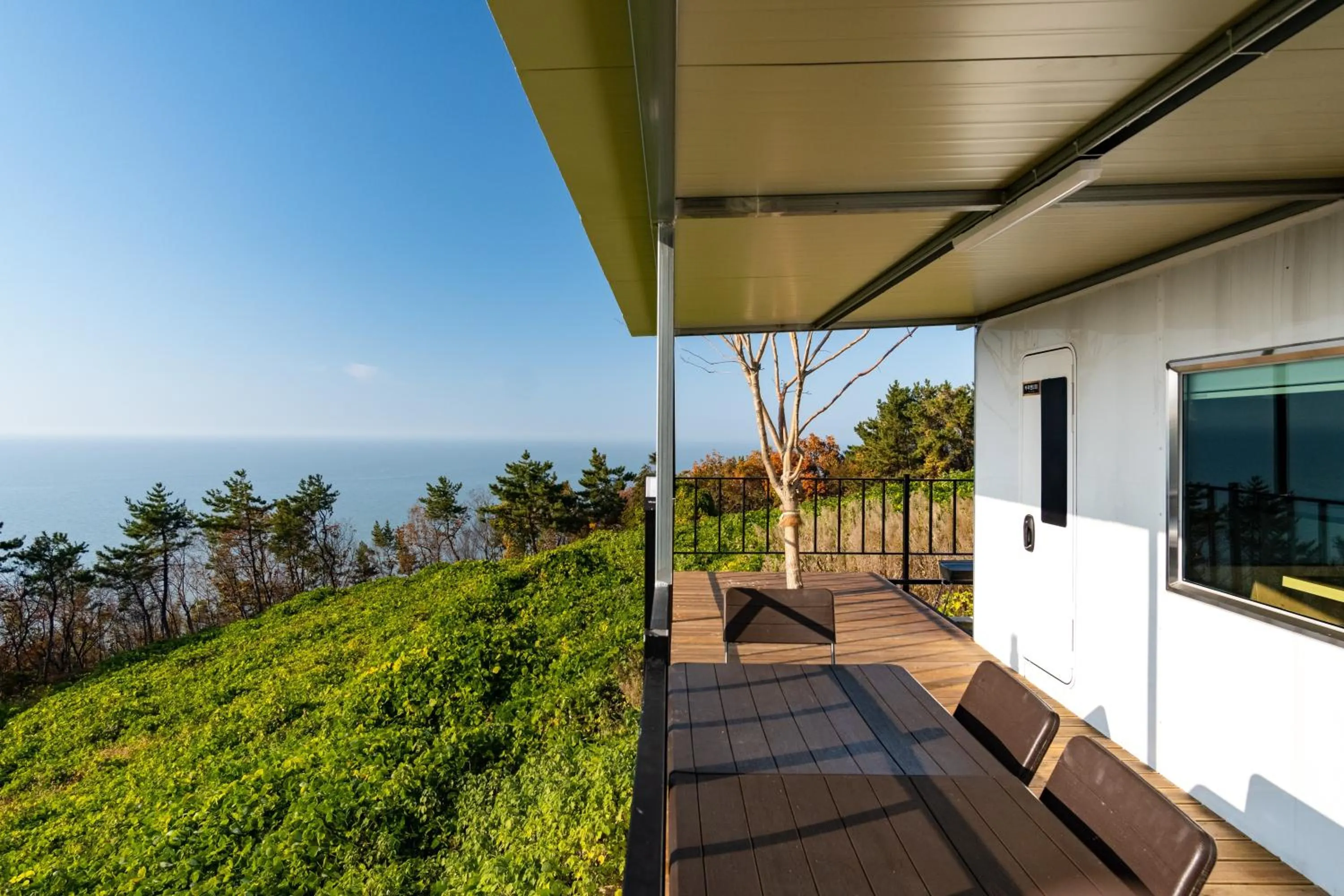 Road96 Caravan and Poolvilla