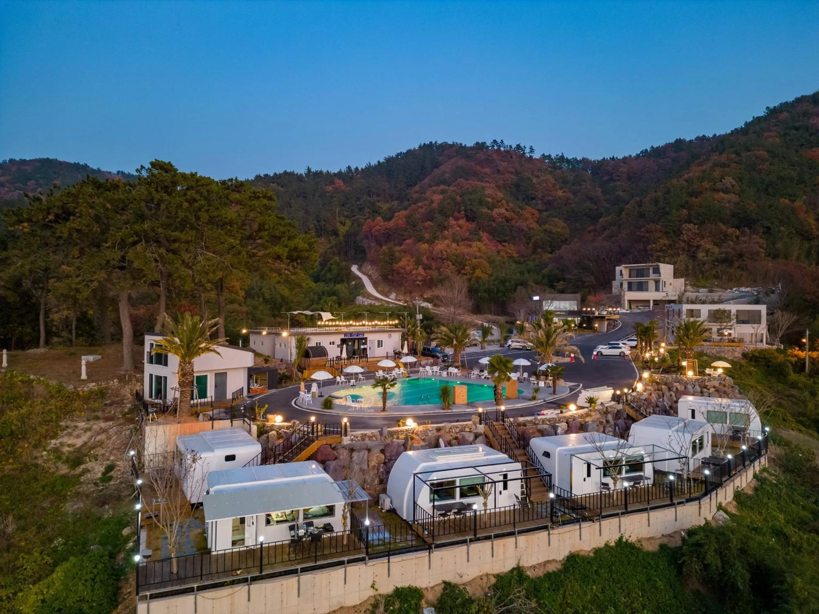 Road96 Caravan and Poolvilla