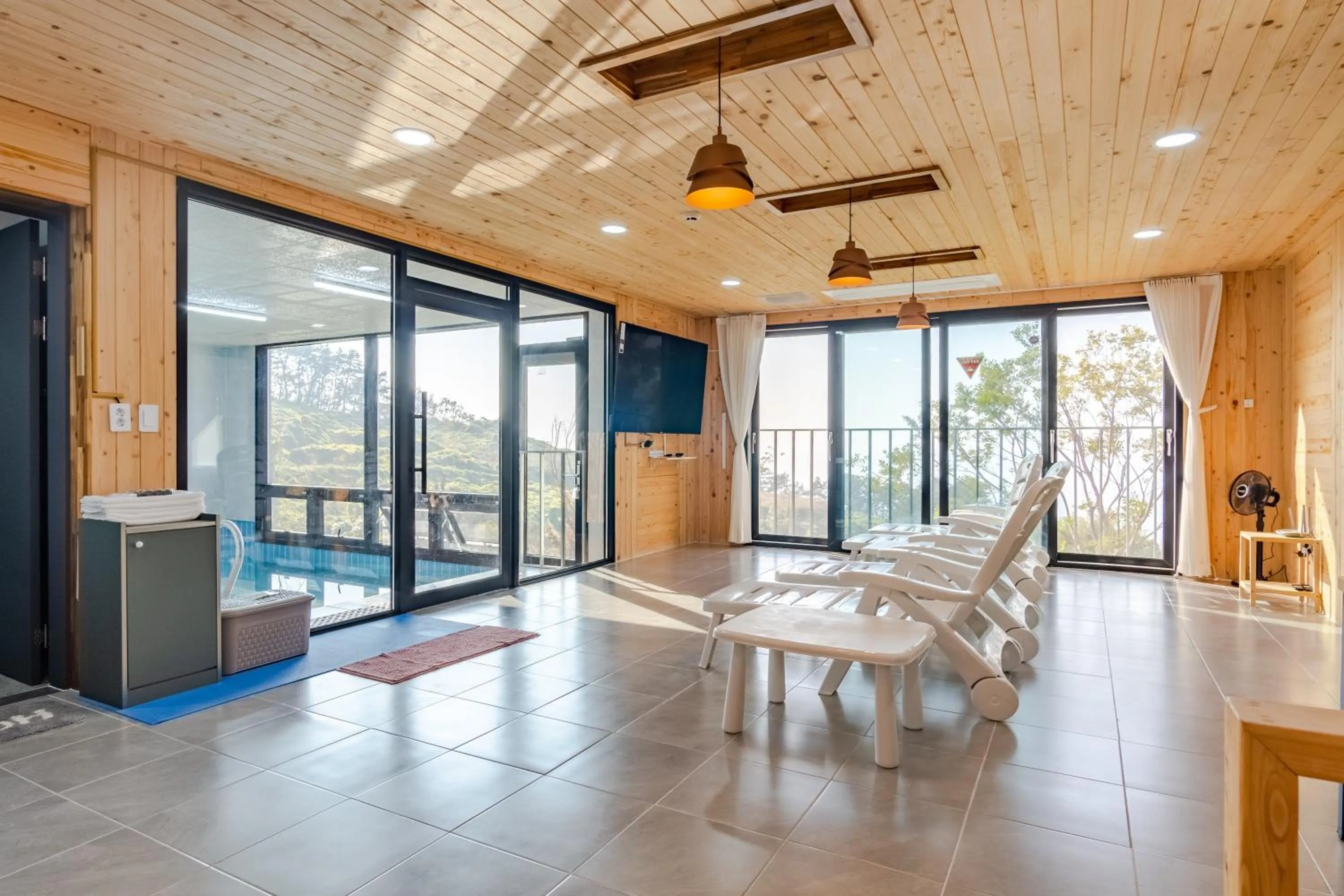 Road96 Caravan and Poolvilla