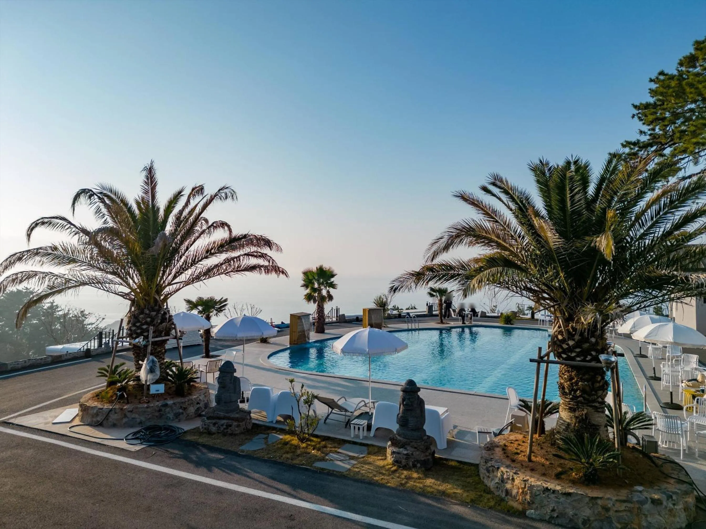 Road96 Caravan and Poolvilla