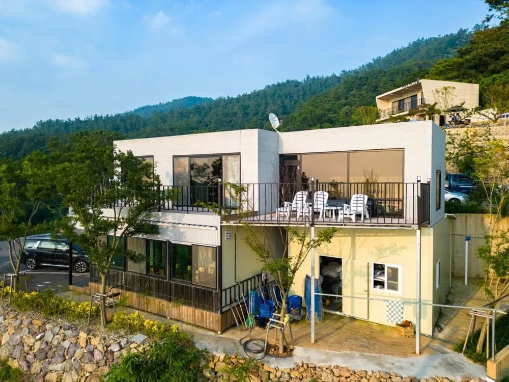 Road96 Caravan and Poolvilla