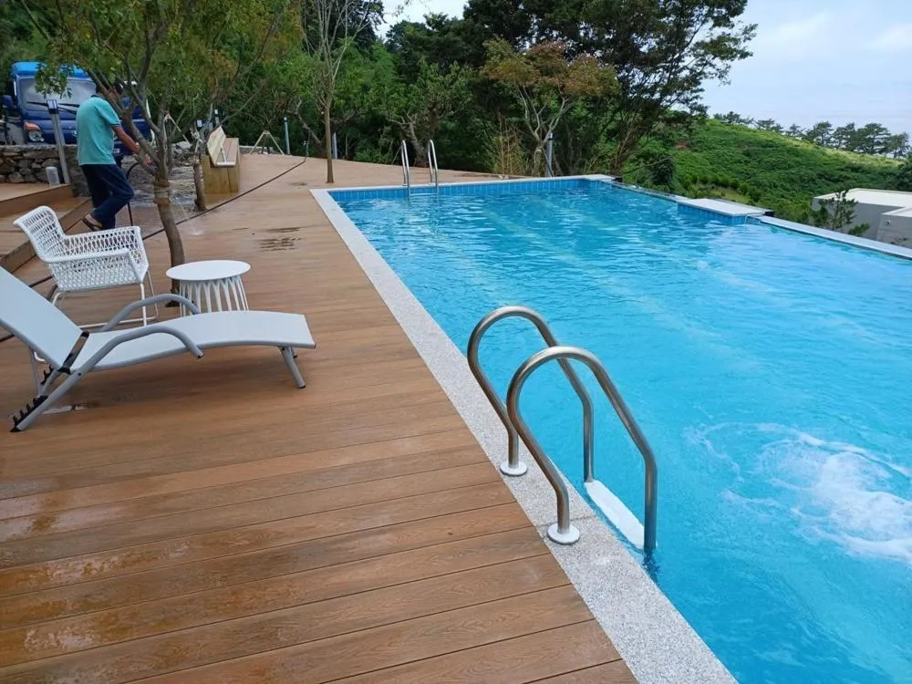 Road96 Caravan and Poolvilla