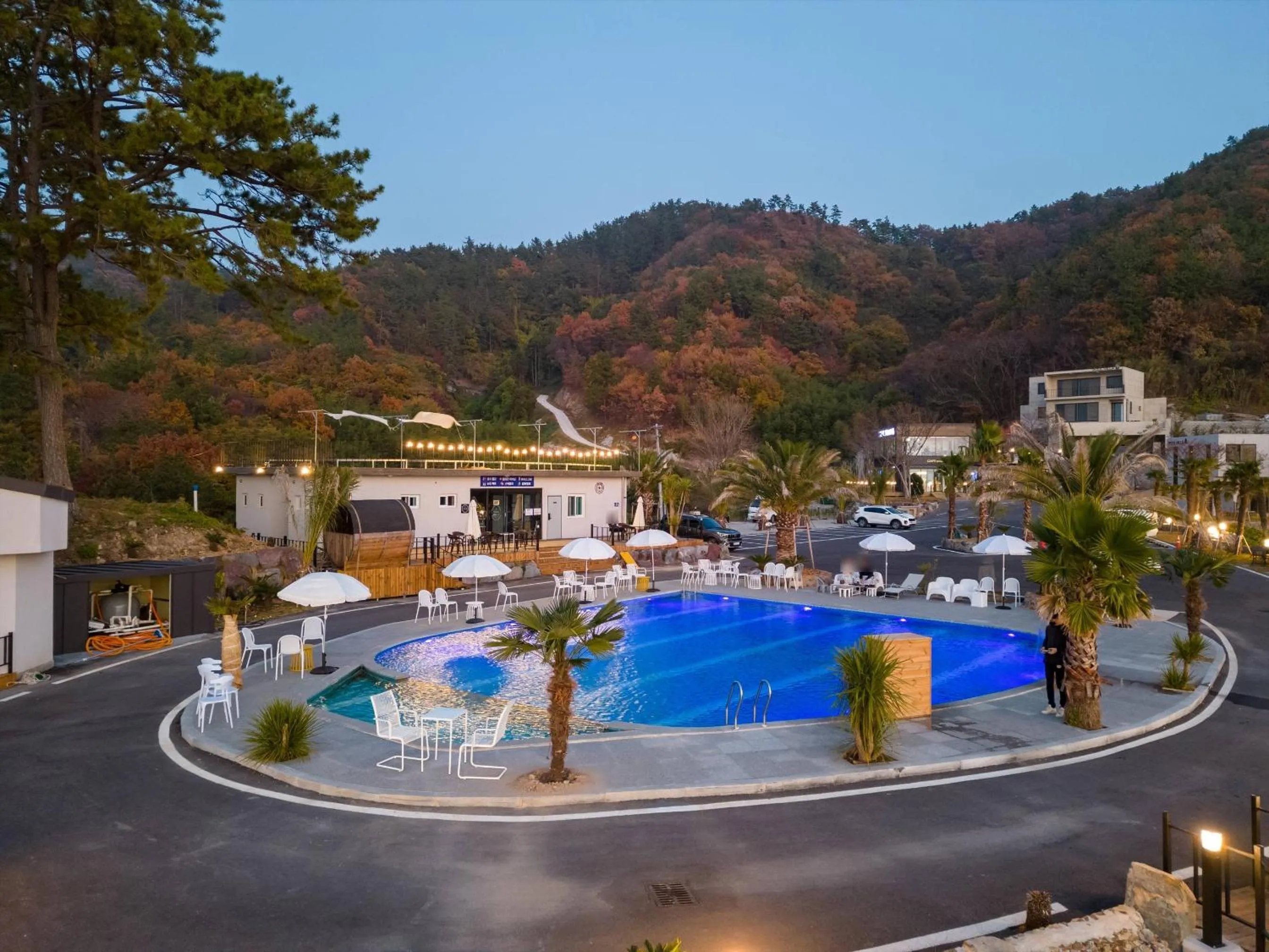 Road96 Caravan and Poolvilla