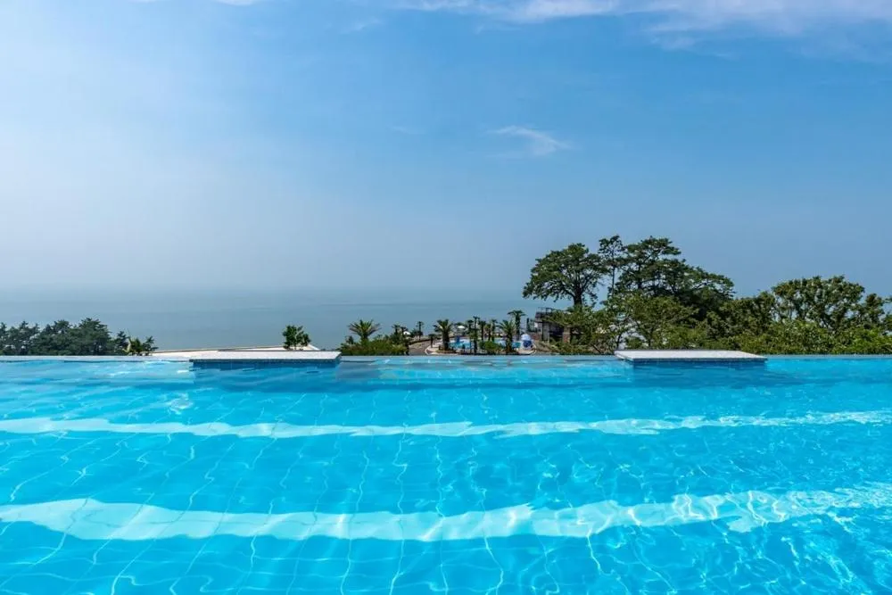 Road96 Caravan and Poolvilla