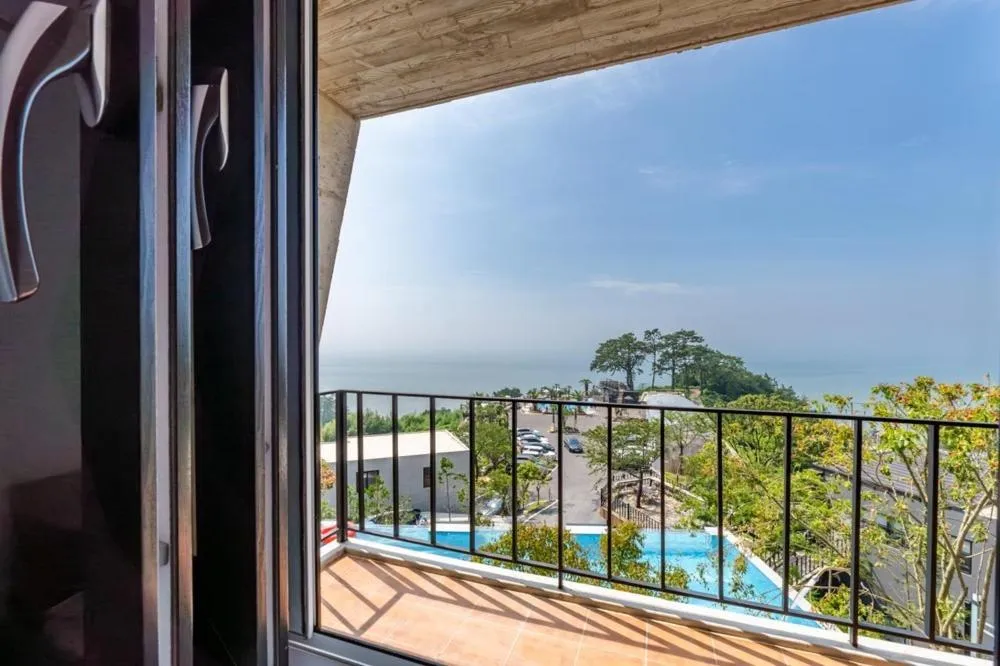 Road96 Caravan and Poolvilla