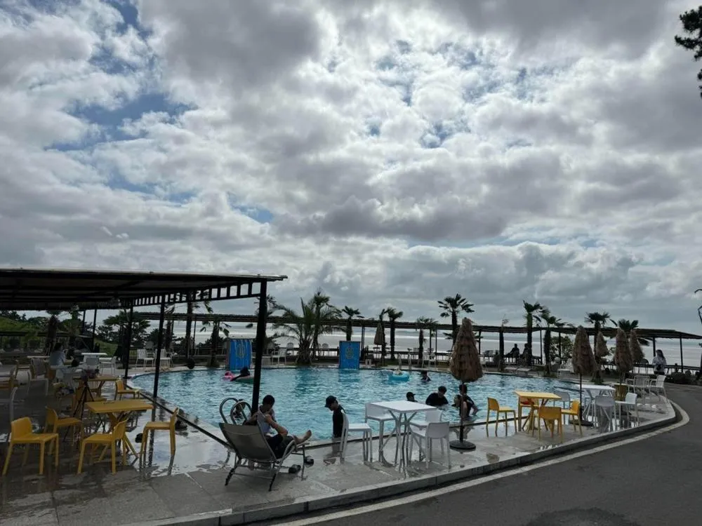 Road96 Caravan and Poolvilla