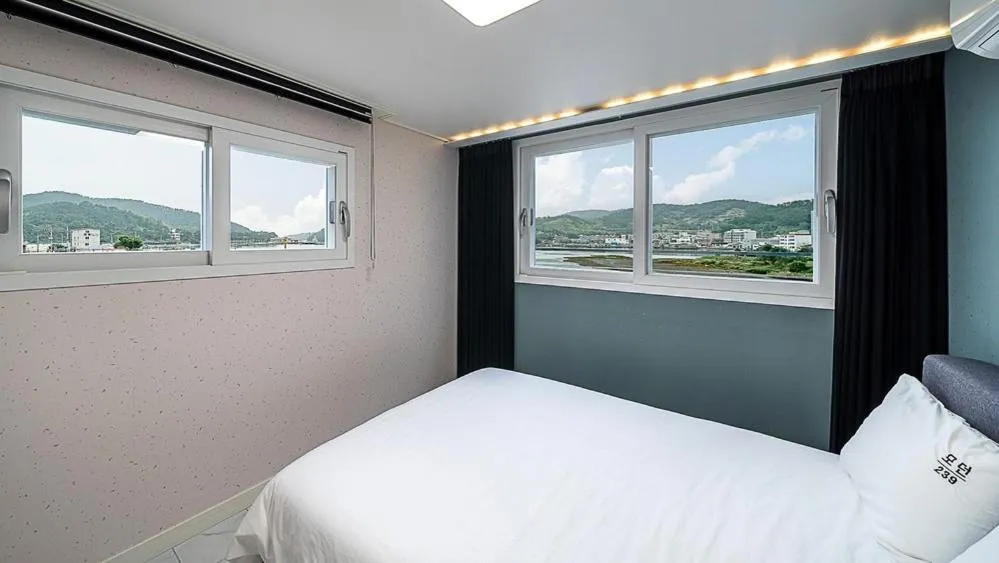 Bed in Geojedo Modern 239 Pension Spa, Netflix, Munhwanuri