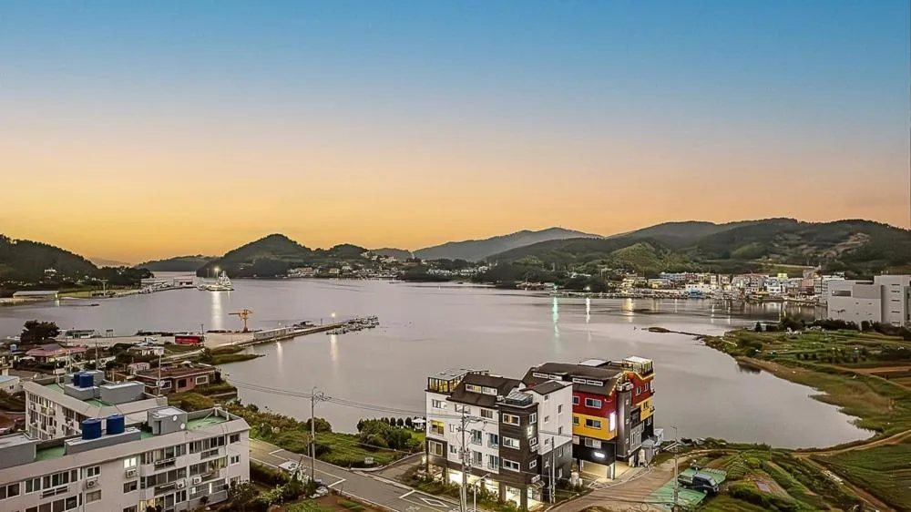 Geojedo Modern 239 Pension Spa, Netflix, Munhwanuri