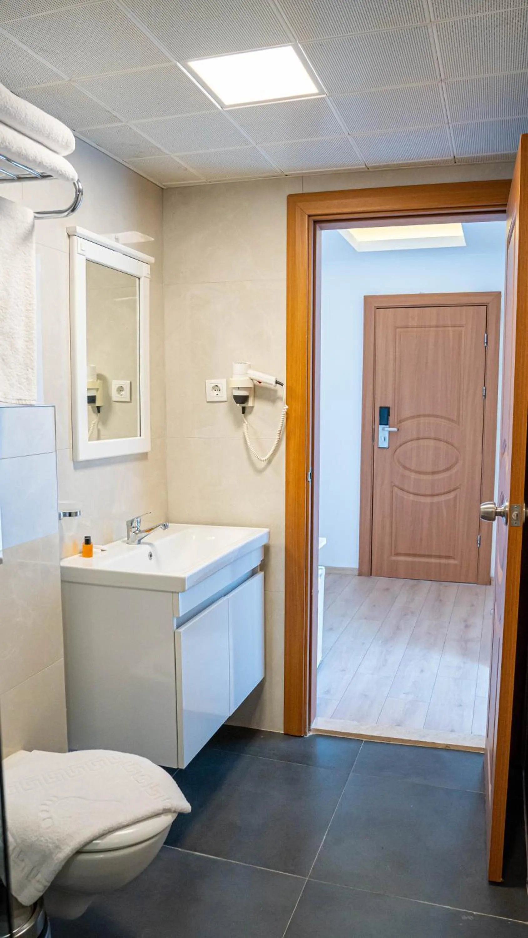 Toilet in Honeymoon Beach Otel