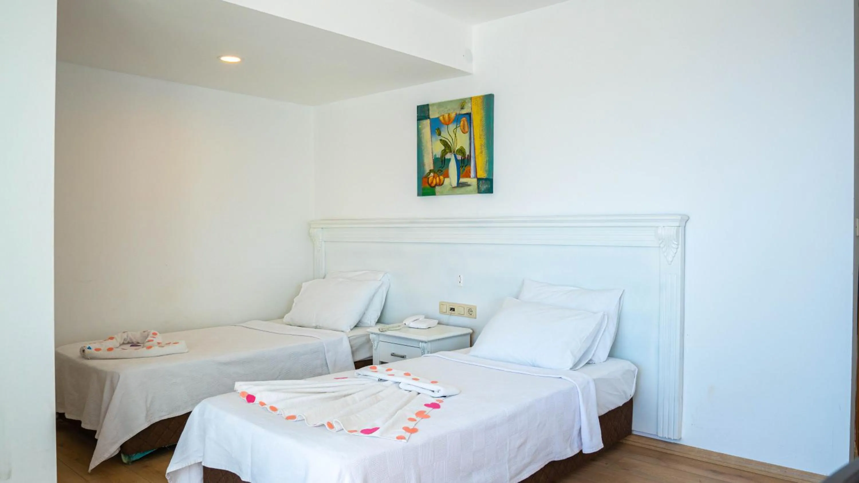 Bed in Honeymoon Beach Otel