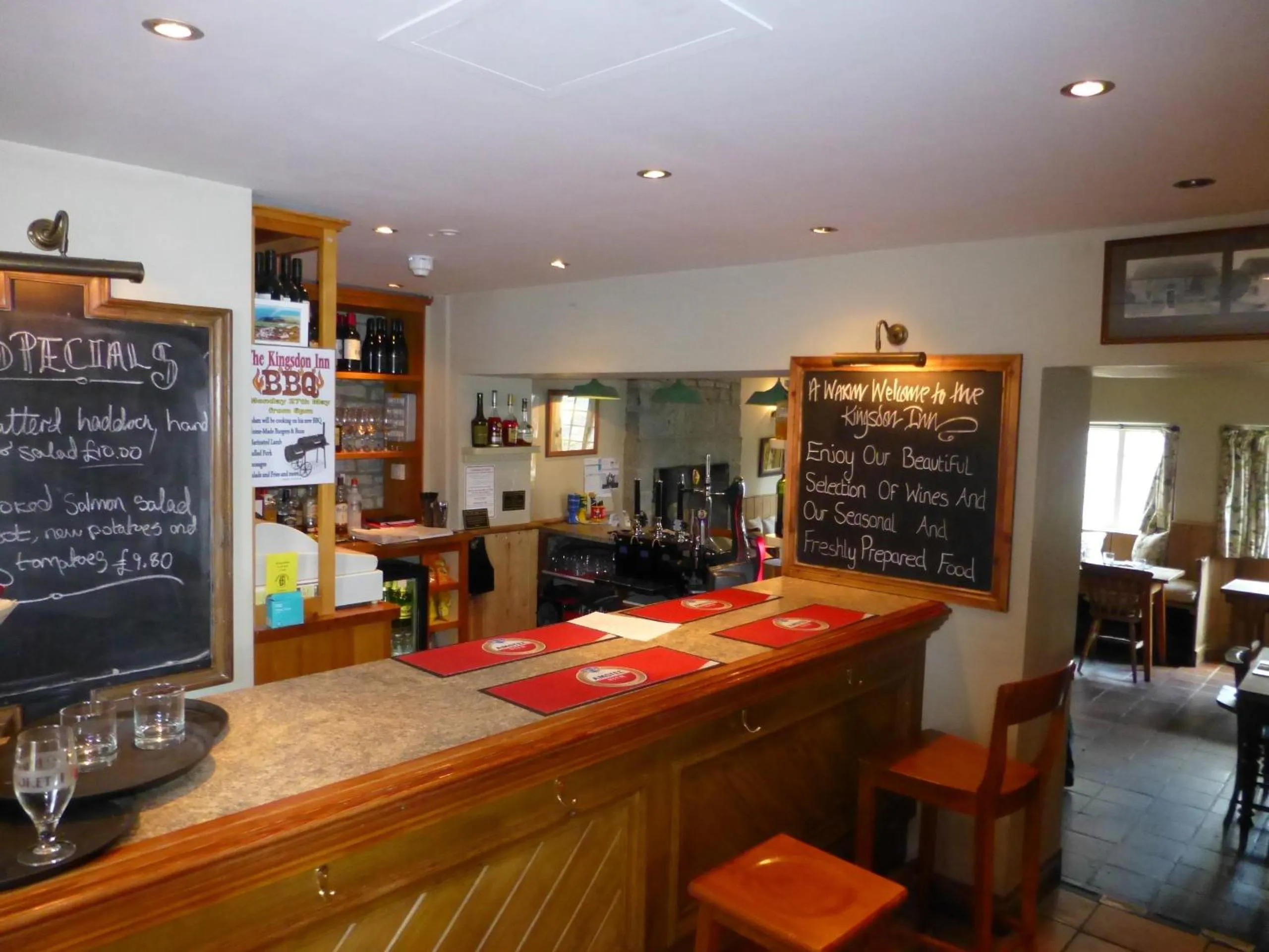 Lounge or bar in Kingsdon Inn