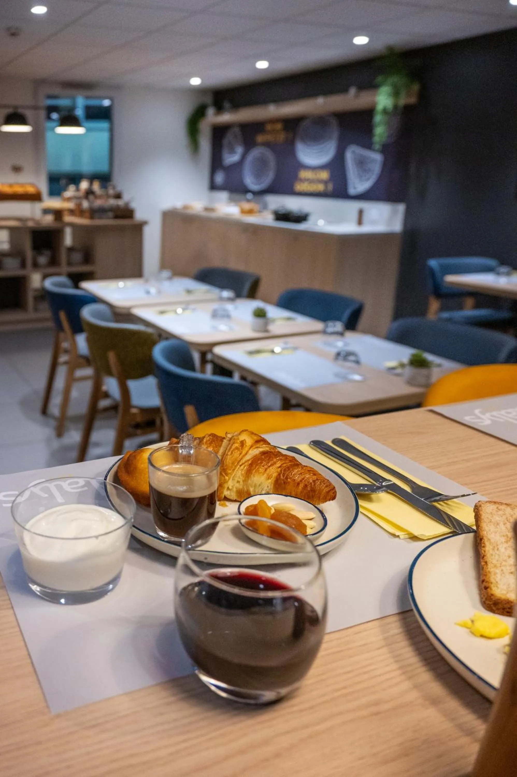 Food and drinks in Appart Hotel Odalys City Rennes Lorgeril