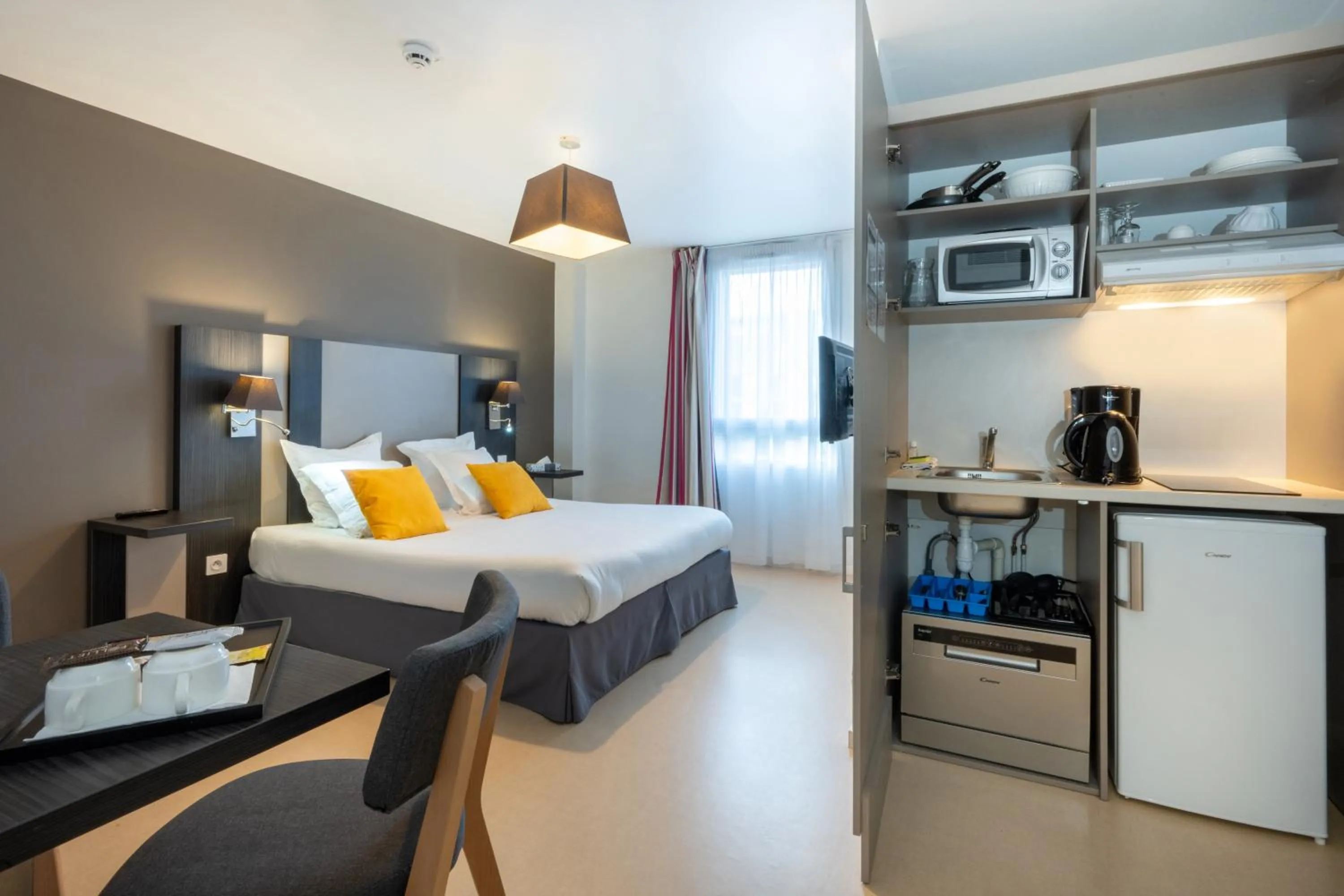 Kitchen or kitchenette, Bed in Appart Hotel Odalys City Rennes Lorgeril