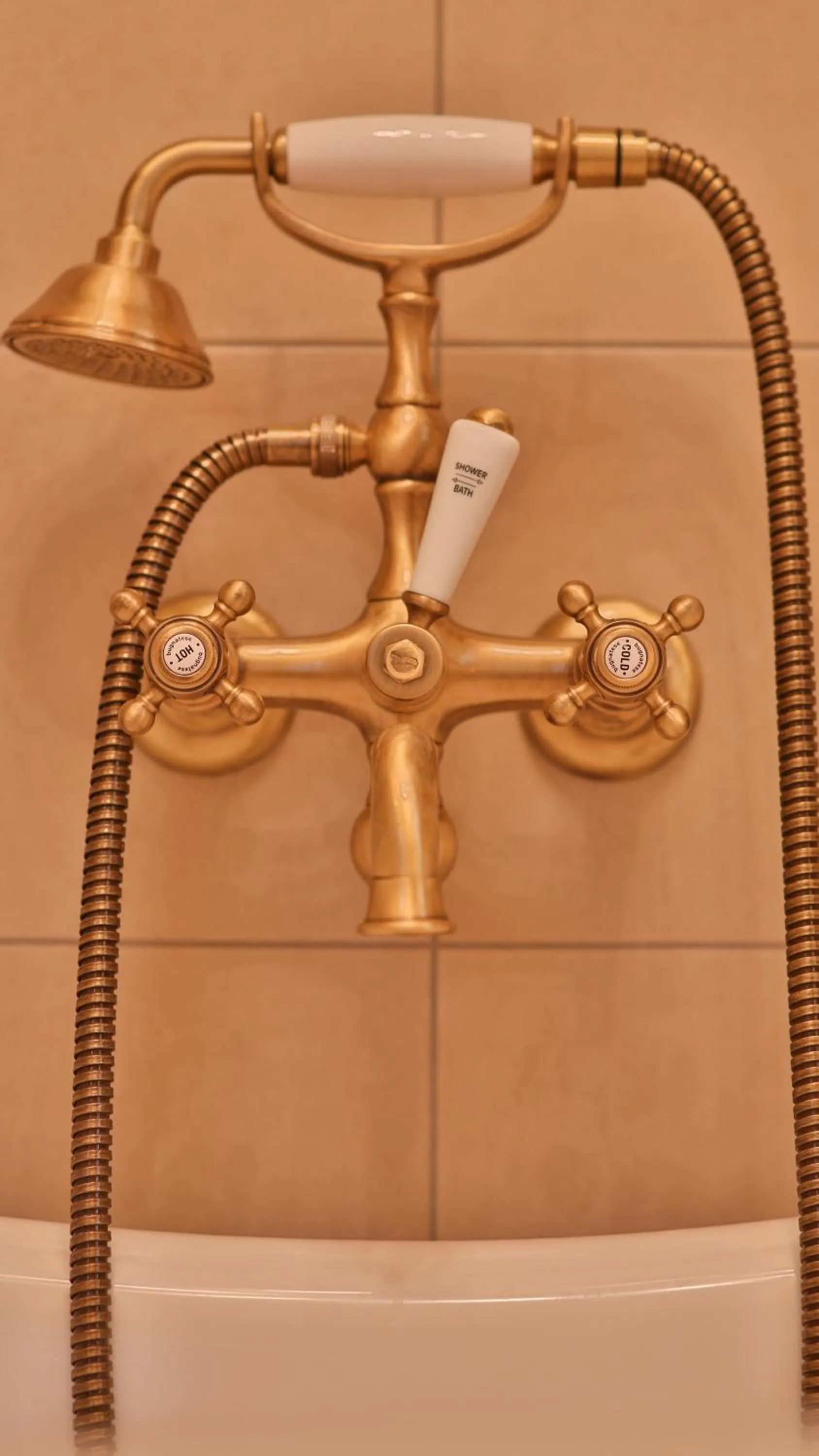 Shower in Nadi's Home – Heart of Budapest