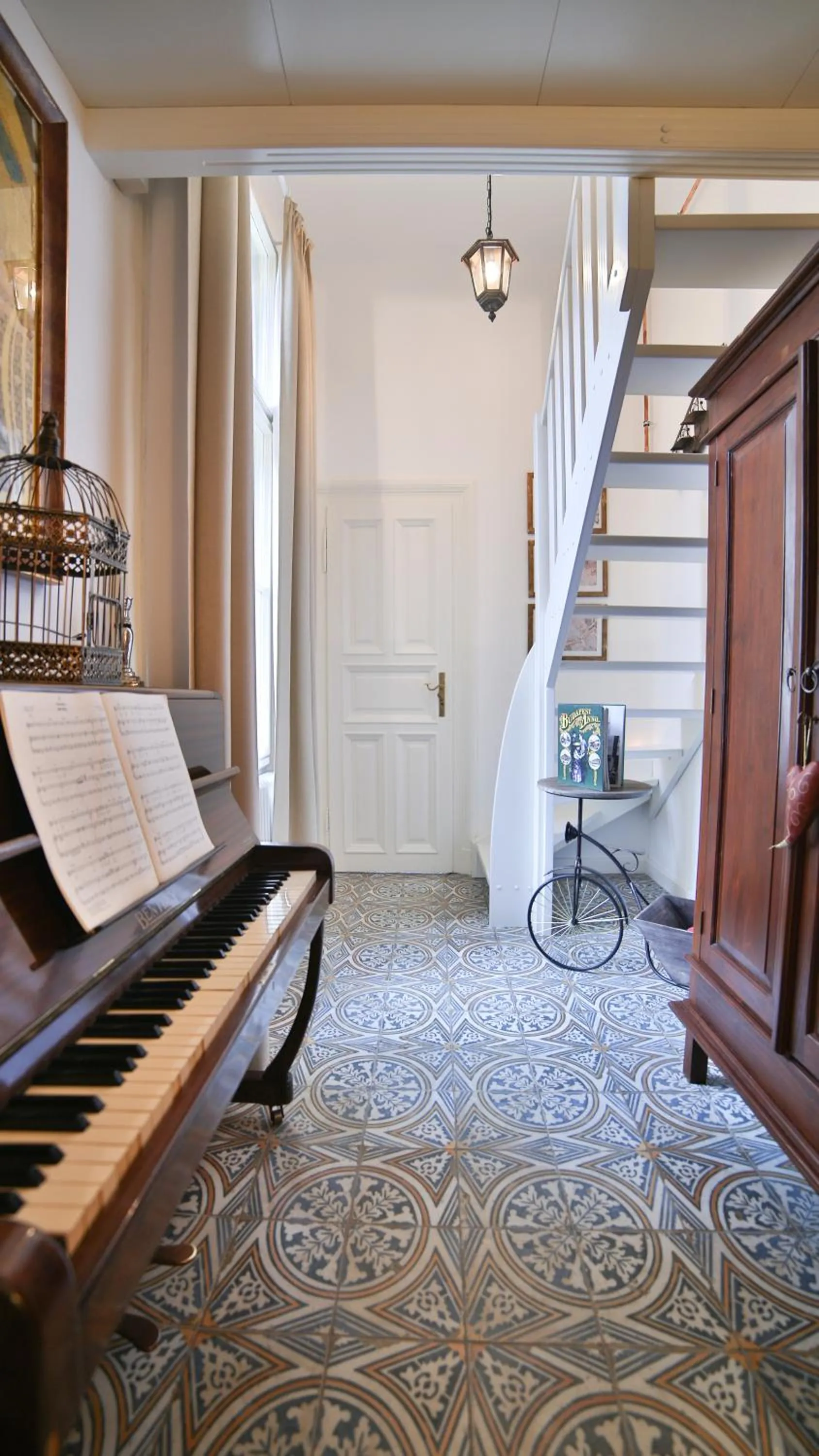 Decorative detail in Nadi's Home – Heart of Budapest