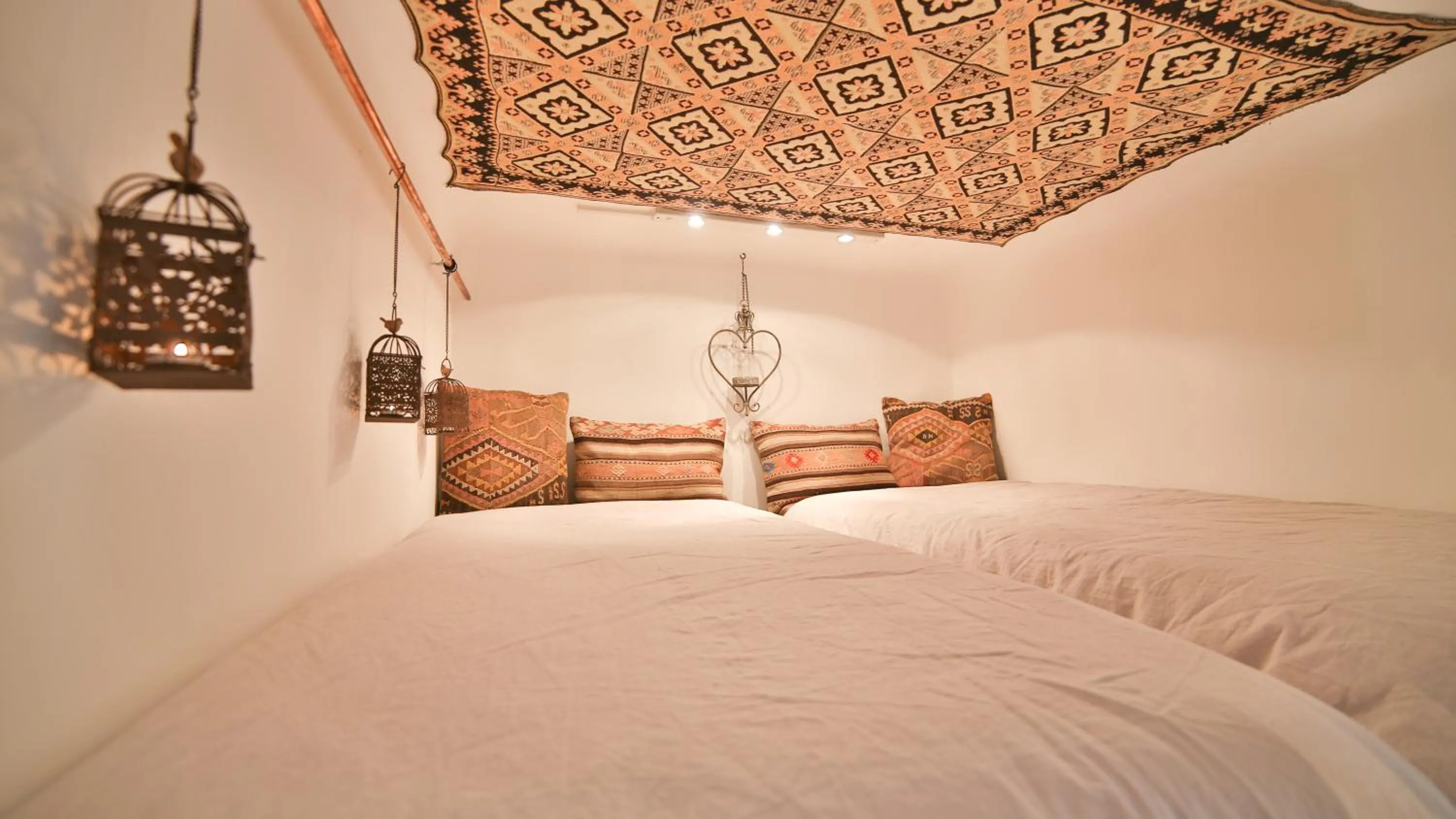 Photo of the whole room, Bed in Nadi's Home – Heart of Budapest
