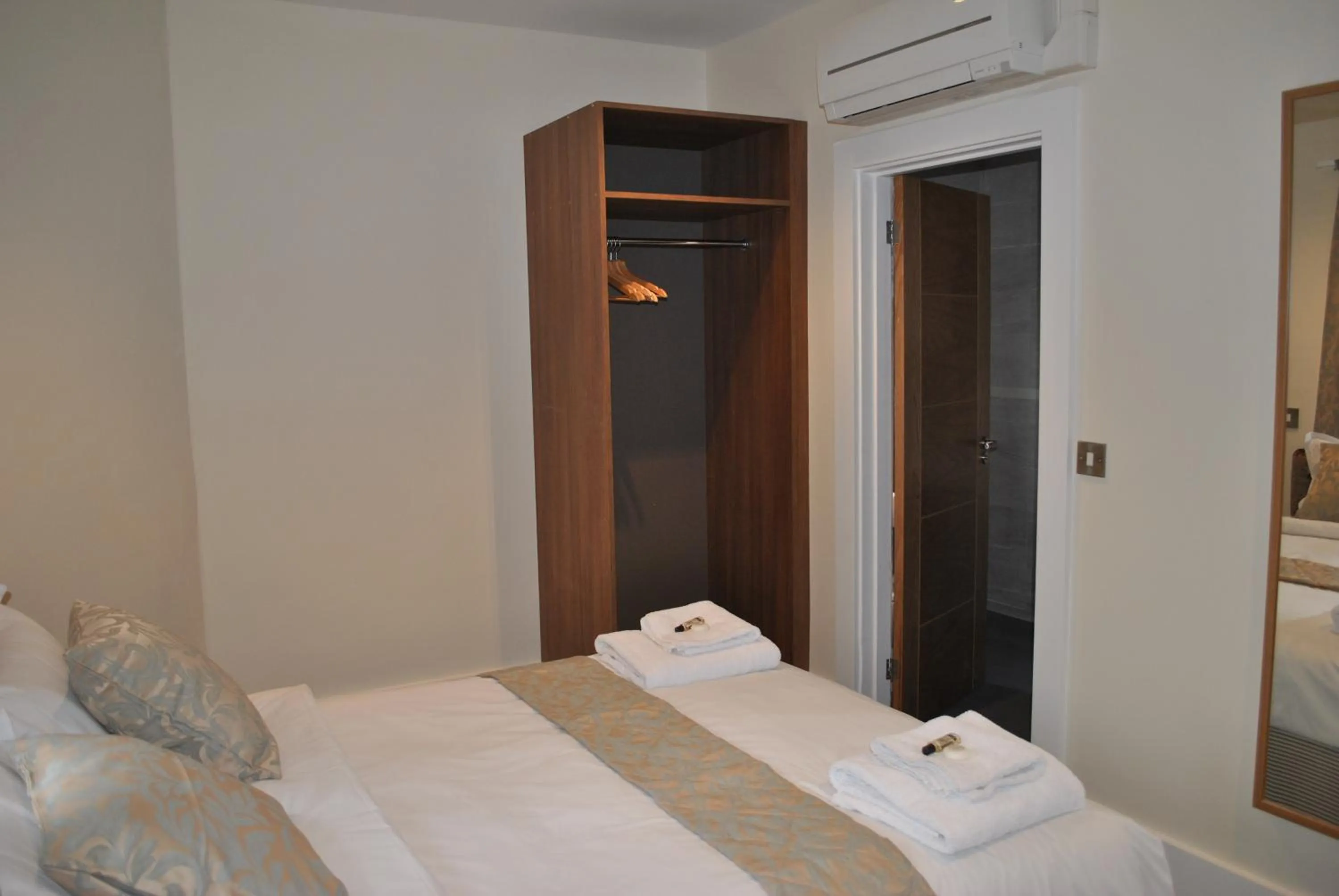 Photo of the whole room, Bed in Dreams Hotel