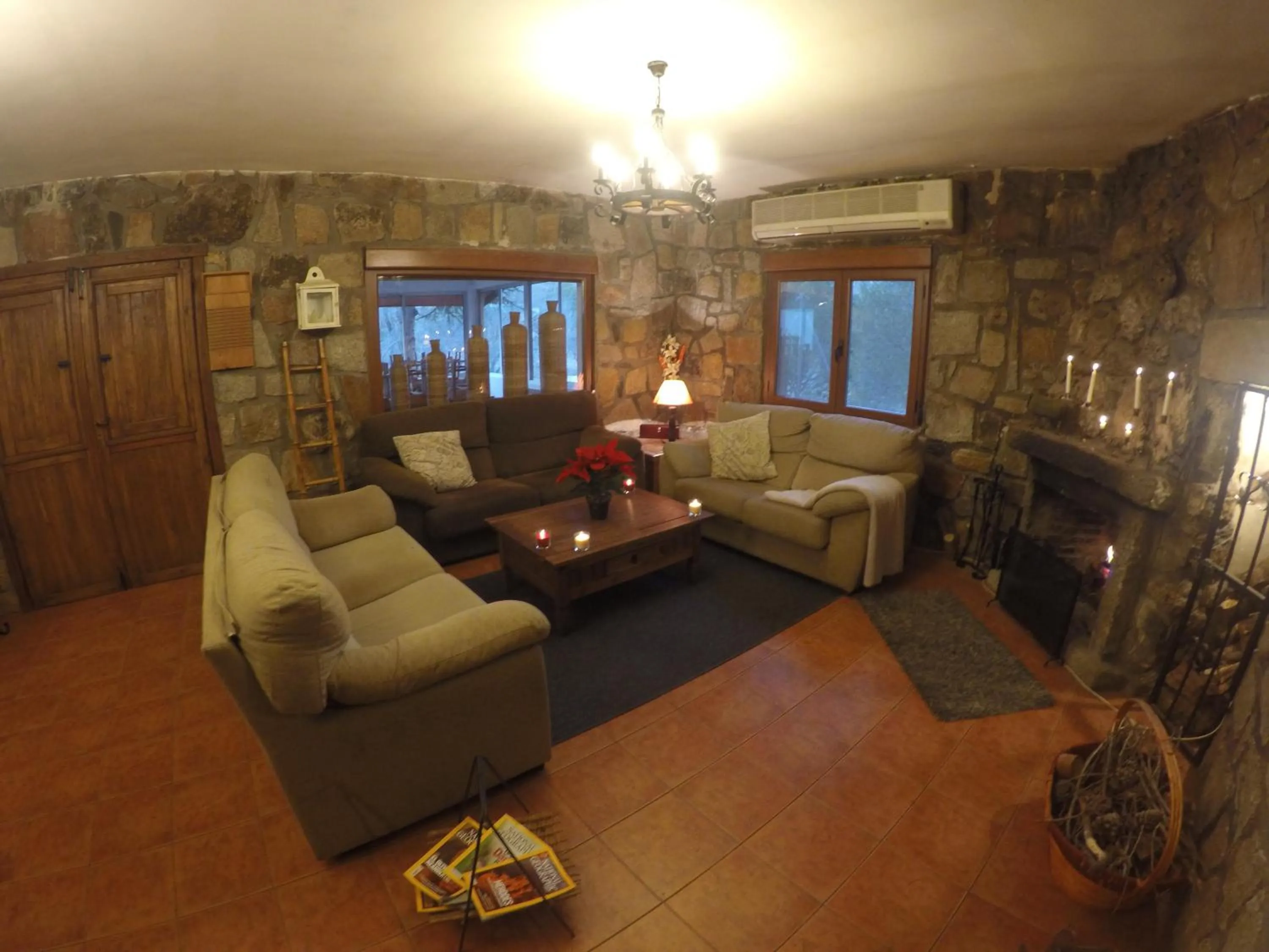 Communal lounge/ TV room in Hotel Rural El Arca de Noé