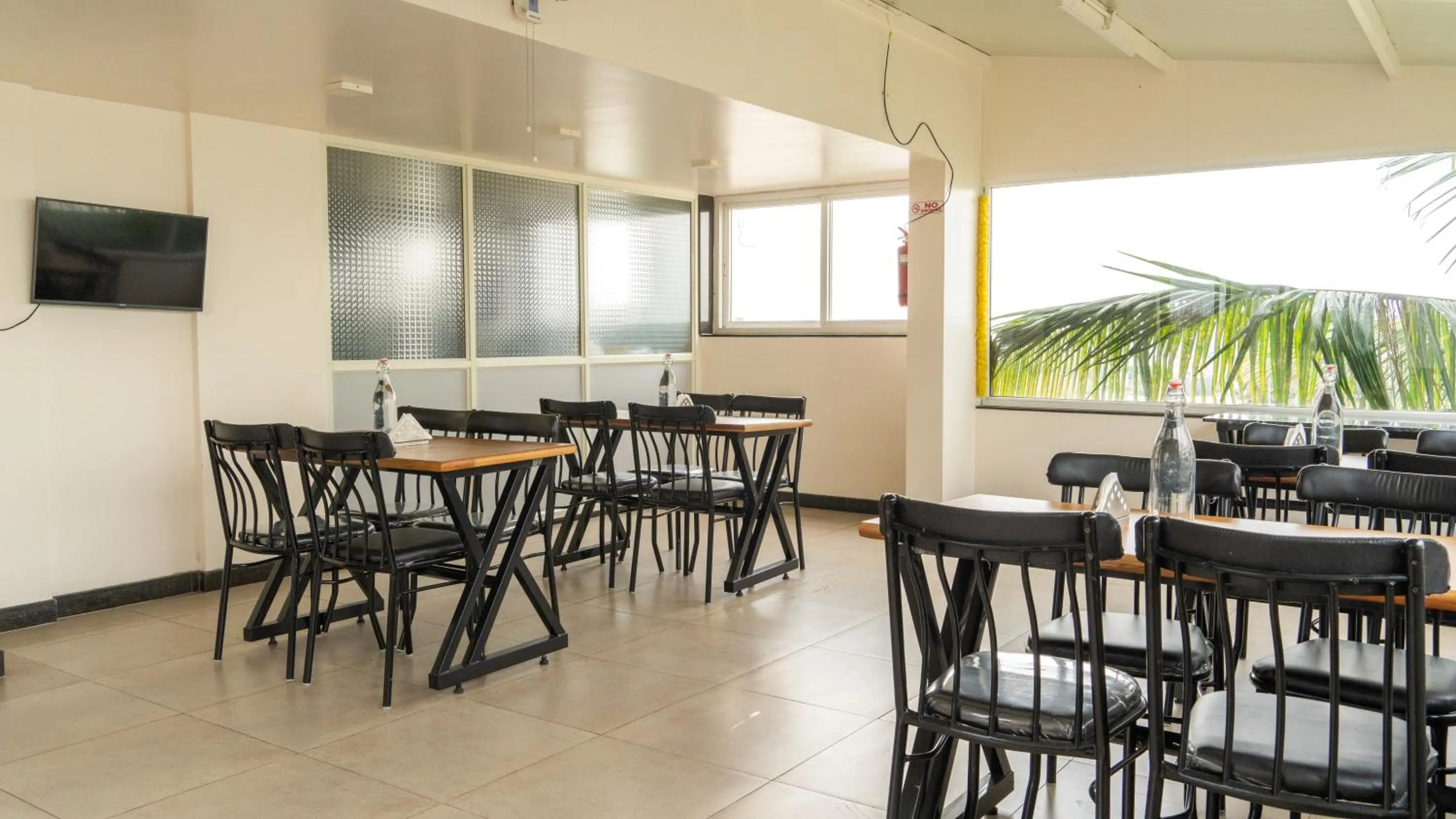 Restaurant/places to eat in Hotel Rize Inn