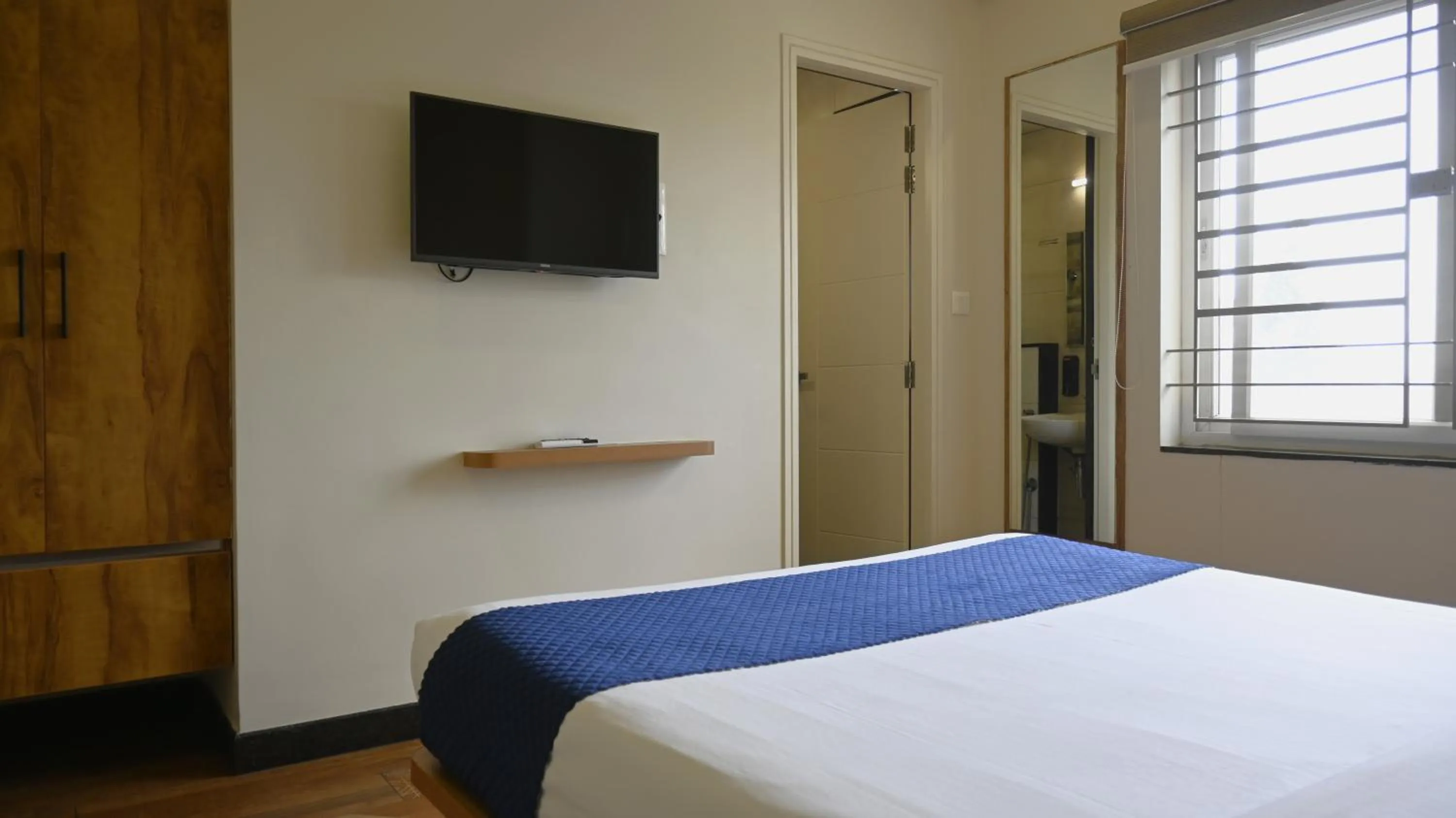 View (from property/room), Bed in Hotel Rize Inn