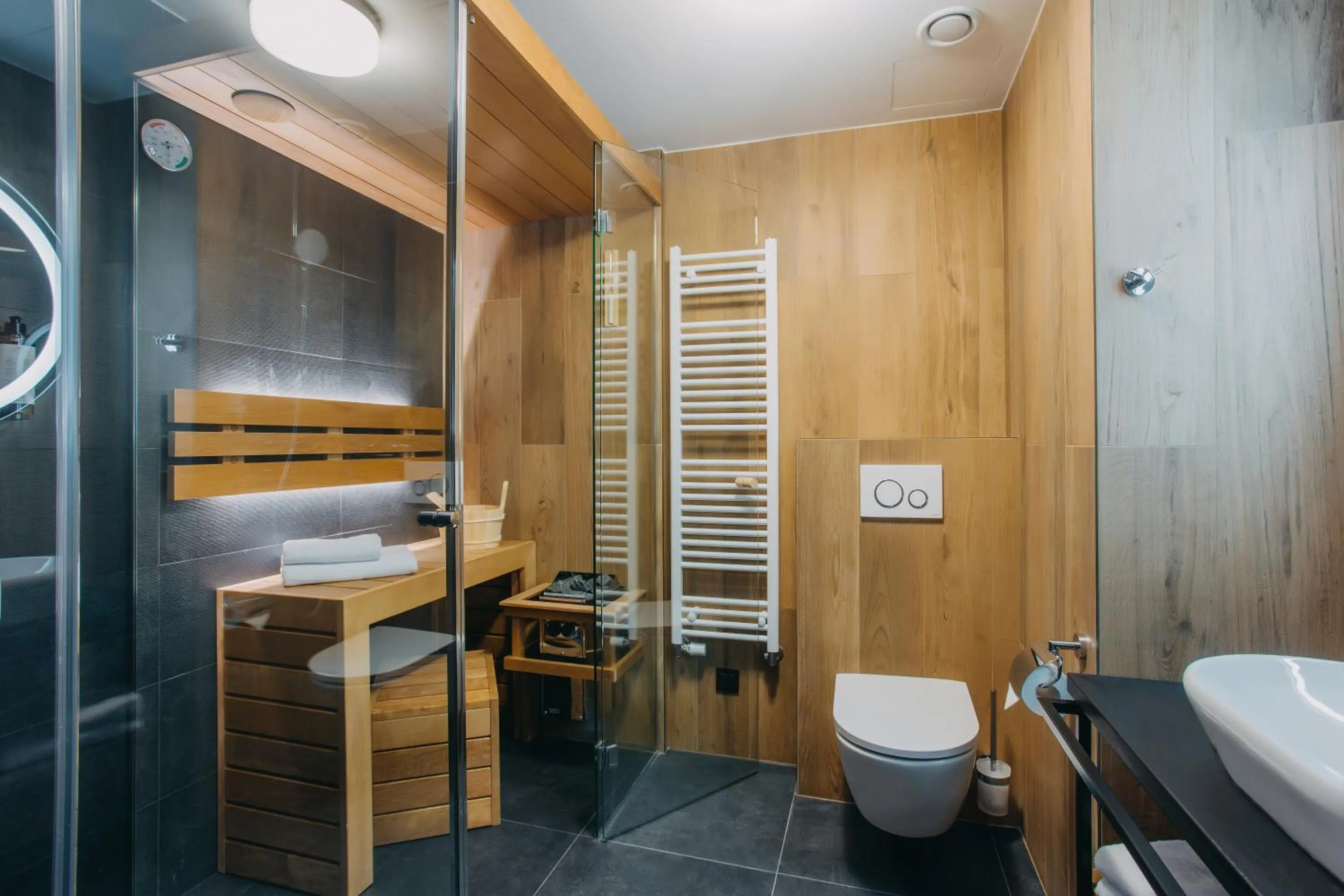 Shower in Forest Park Resort & SPA