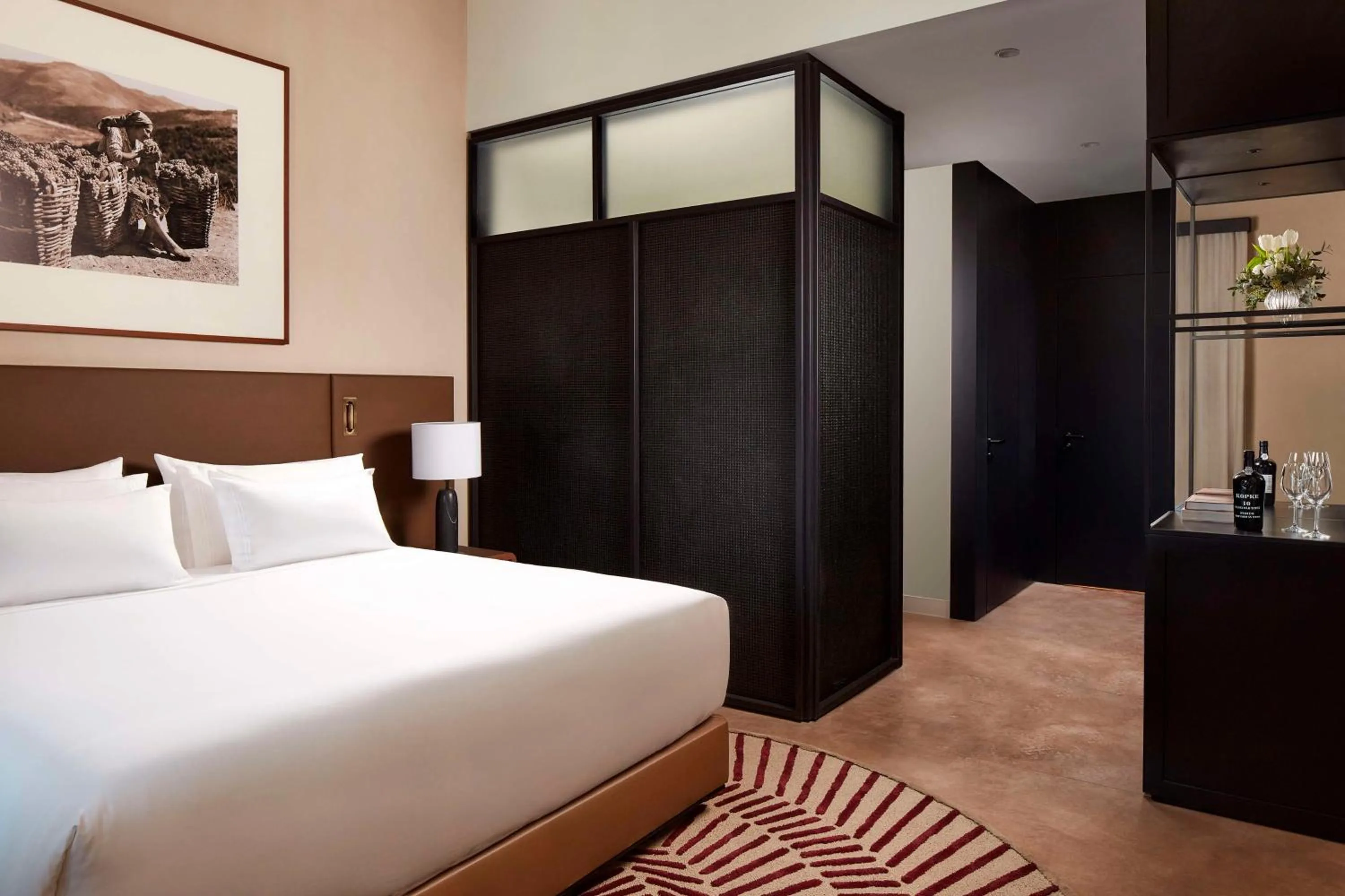 Bedroom, Bed in Tivoli Kopke Porto Gaia Hotel