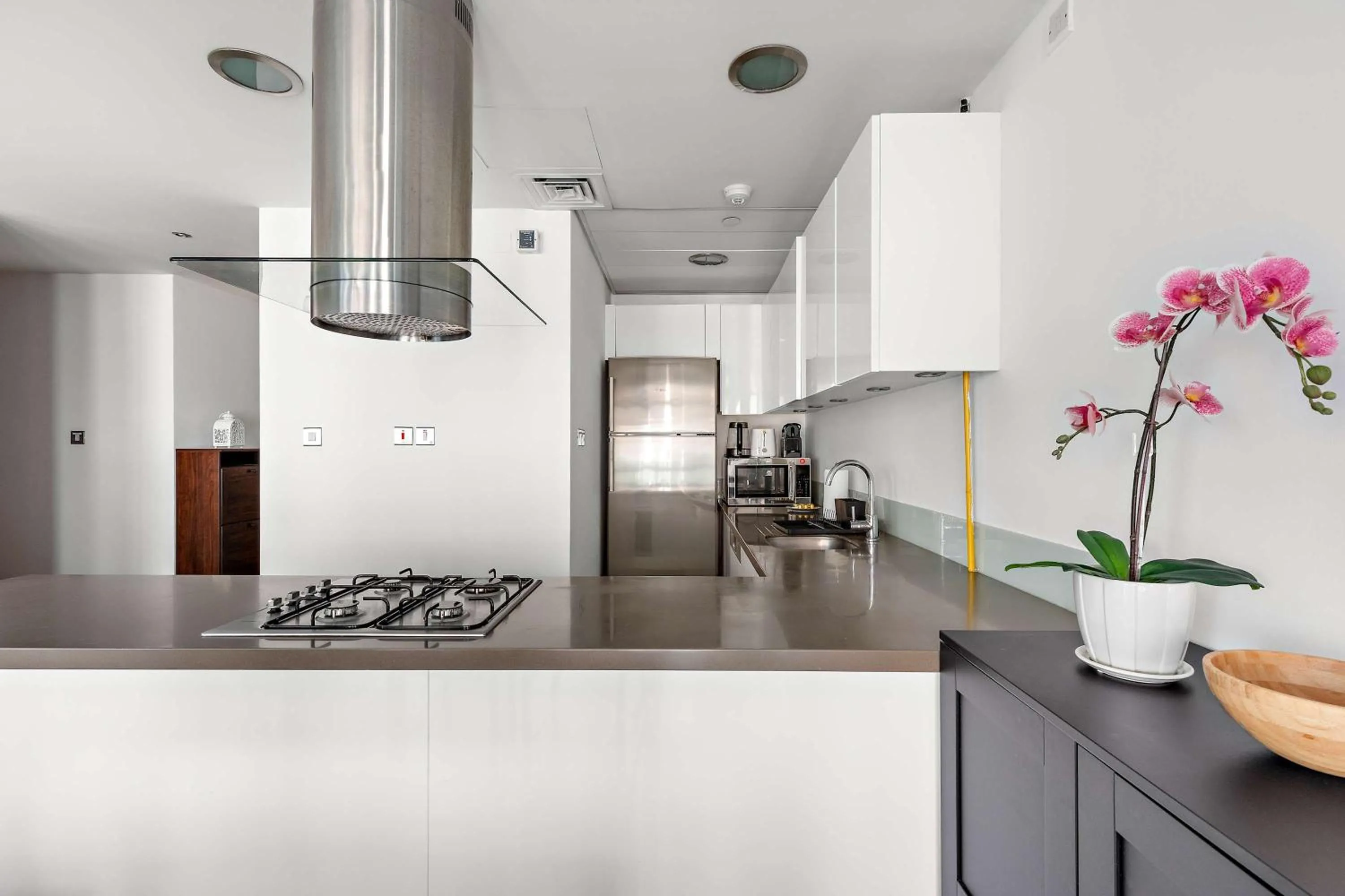 Kitchen or kitchenette in Silkhaus Vacation Homes Chic 1BDR at Al Bandar in Al Naseem A