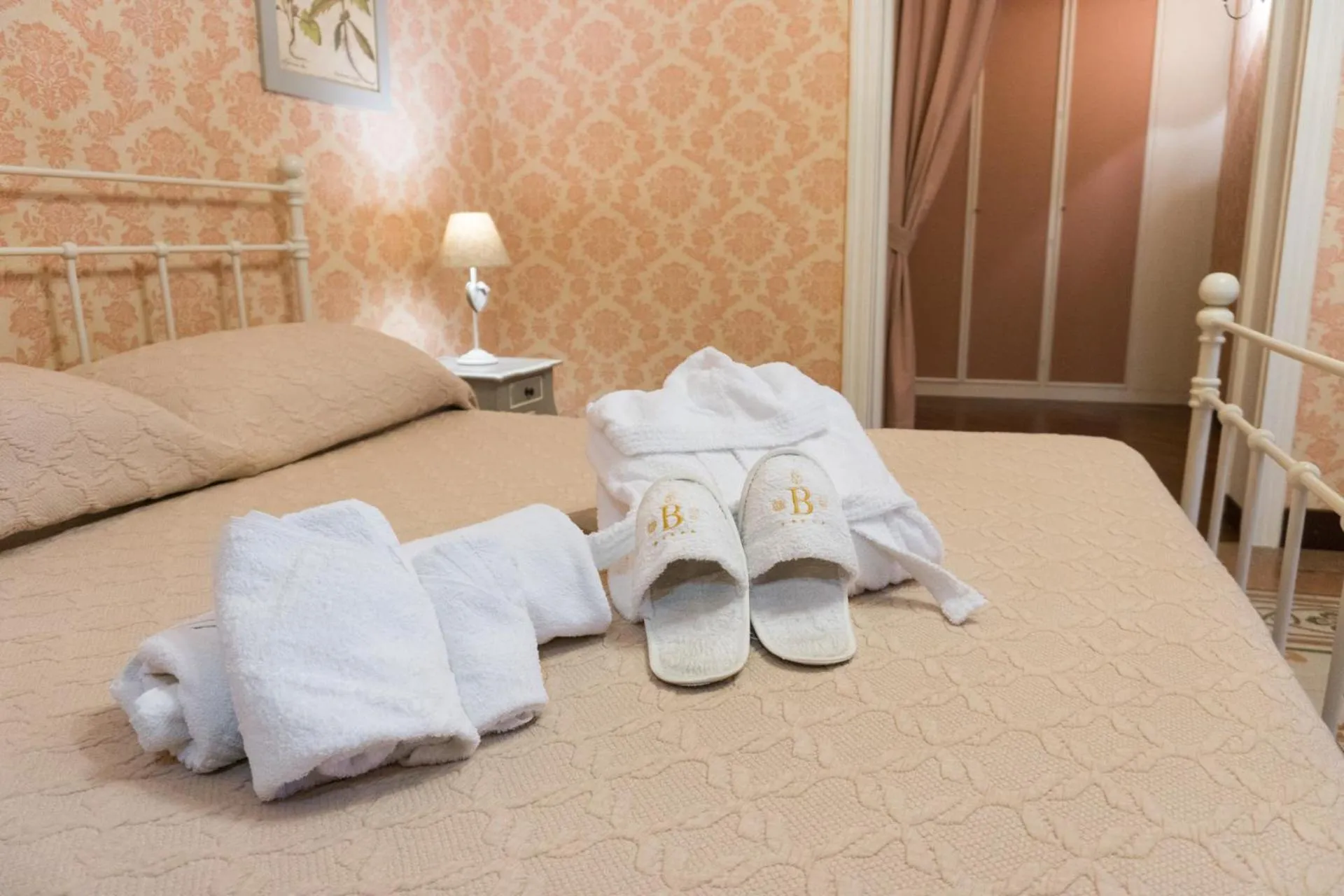 Shower, Bed in Palazzo Bella