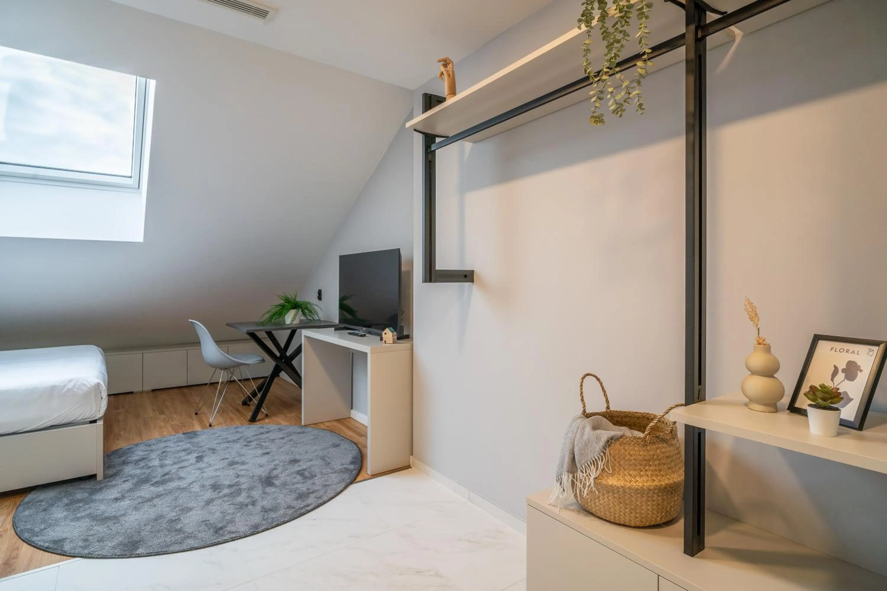 Living room, Bed in City Pop 2Night Prague - Self check-in