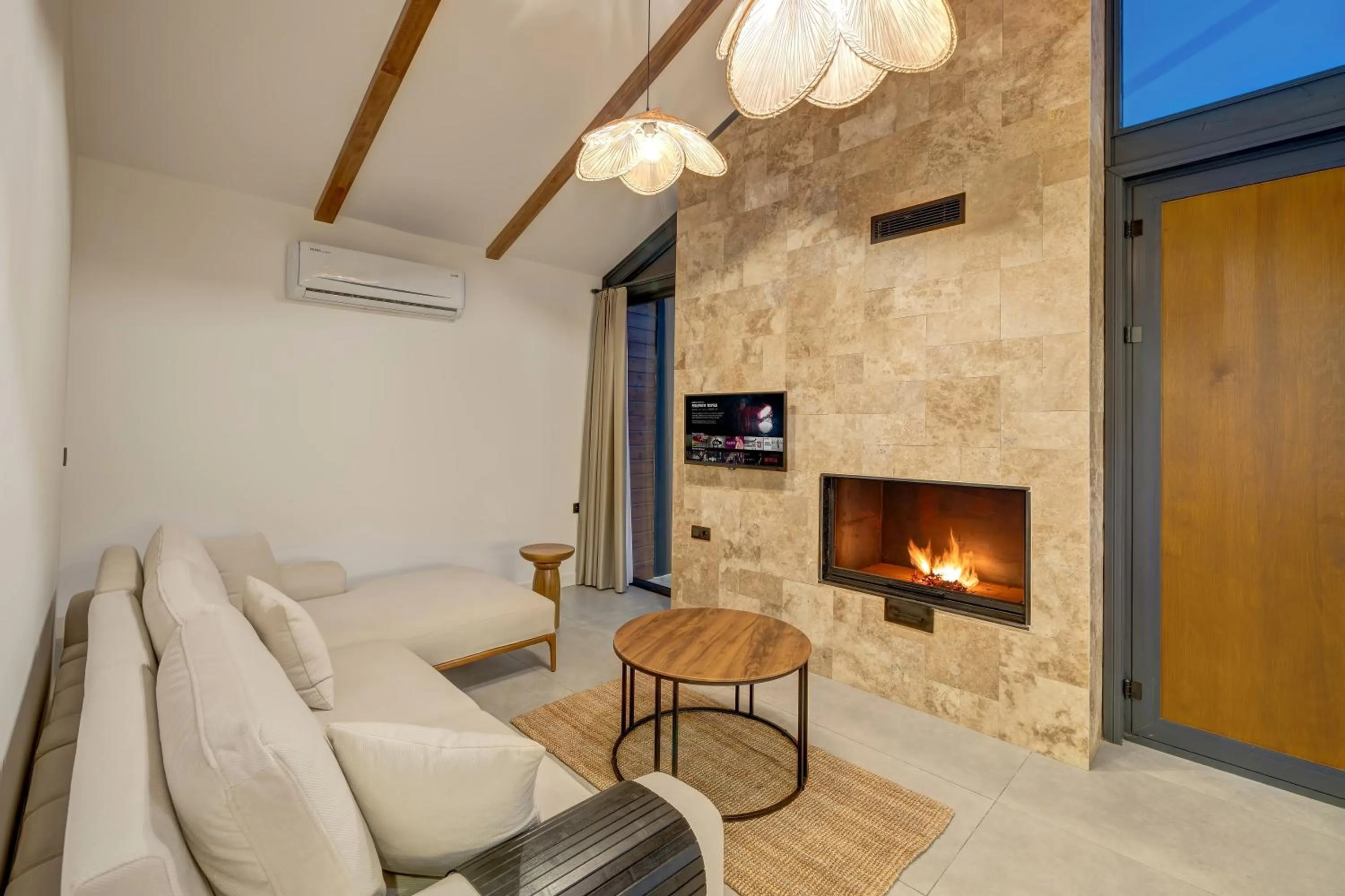 TV and multimedia in Rota Kilidonia Karaöz Suites&Villas