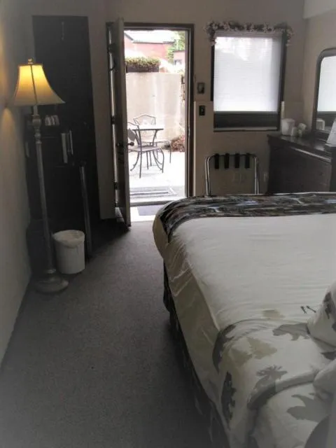 Bedroom, Bed in Bear Country Inn and Suites