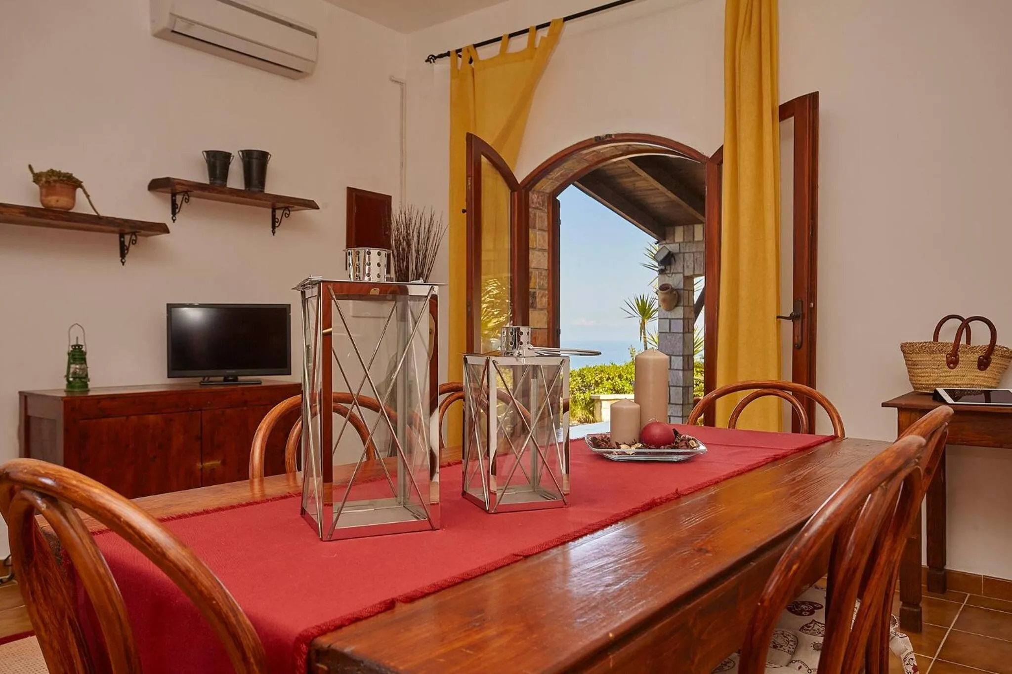 Communal lounge/ TV room in Villa del Poggio