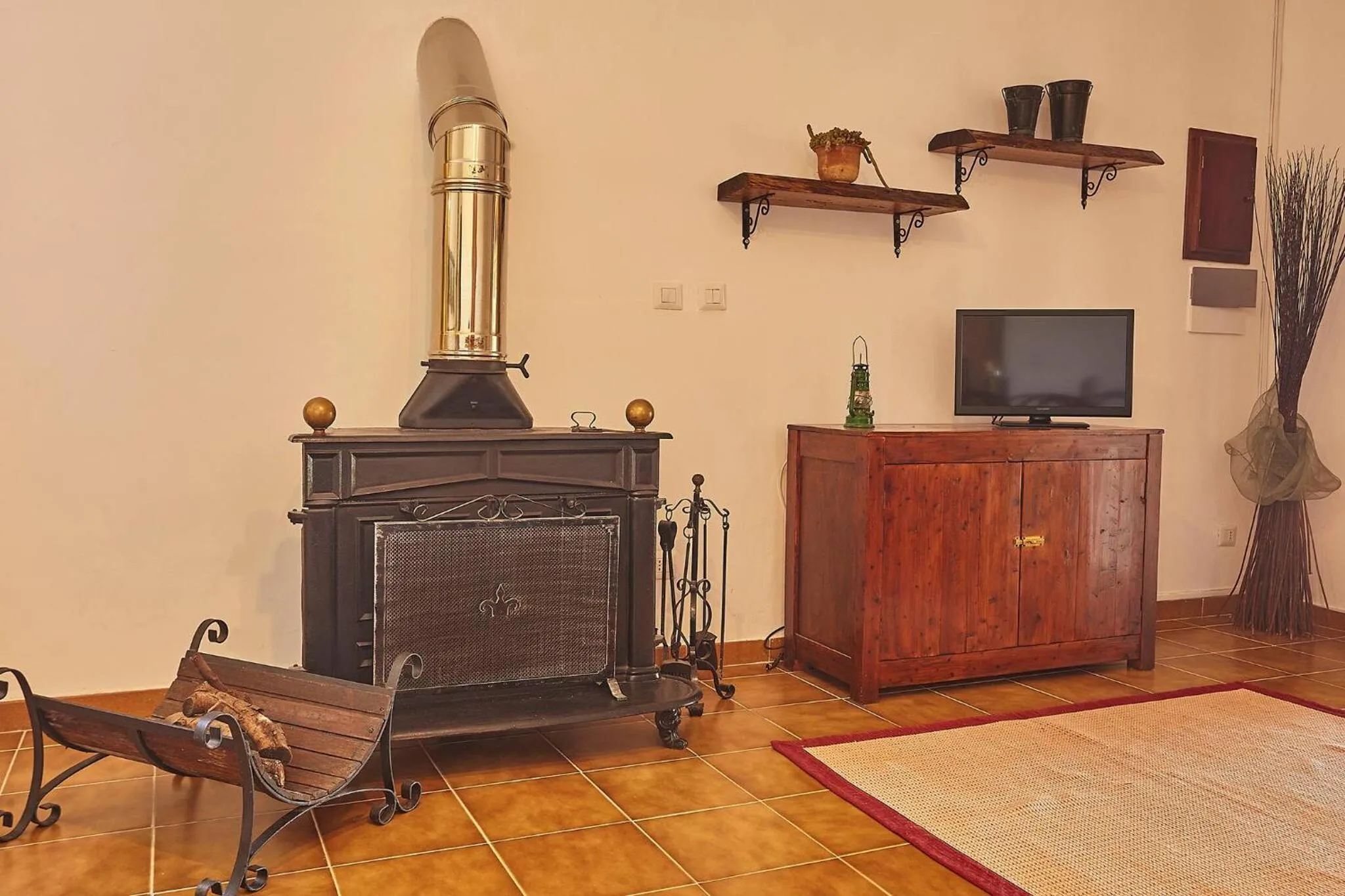 Communal lounge/ TV room in Villa del Poggio