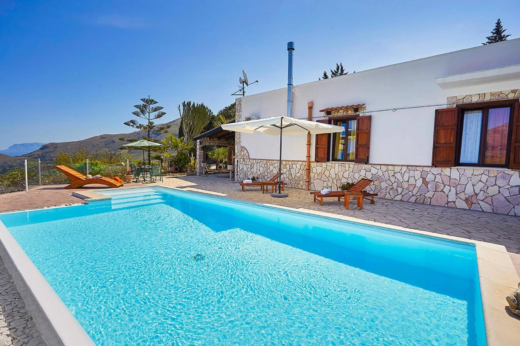 Swimming pool in Villa del Poggio