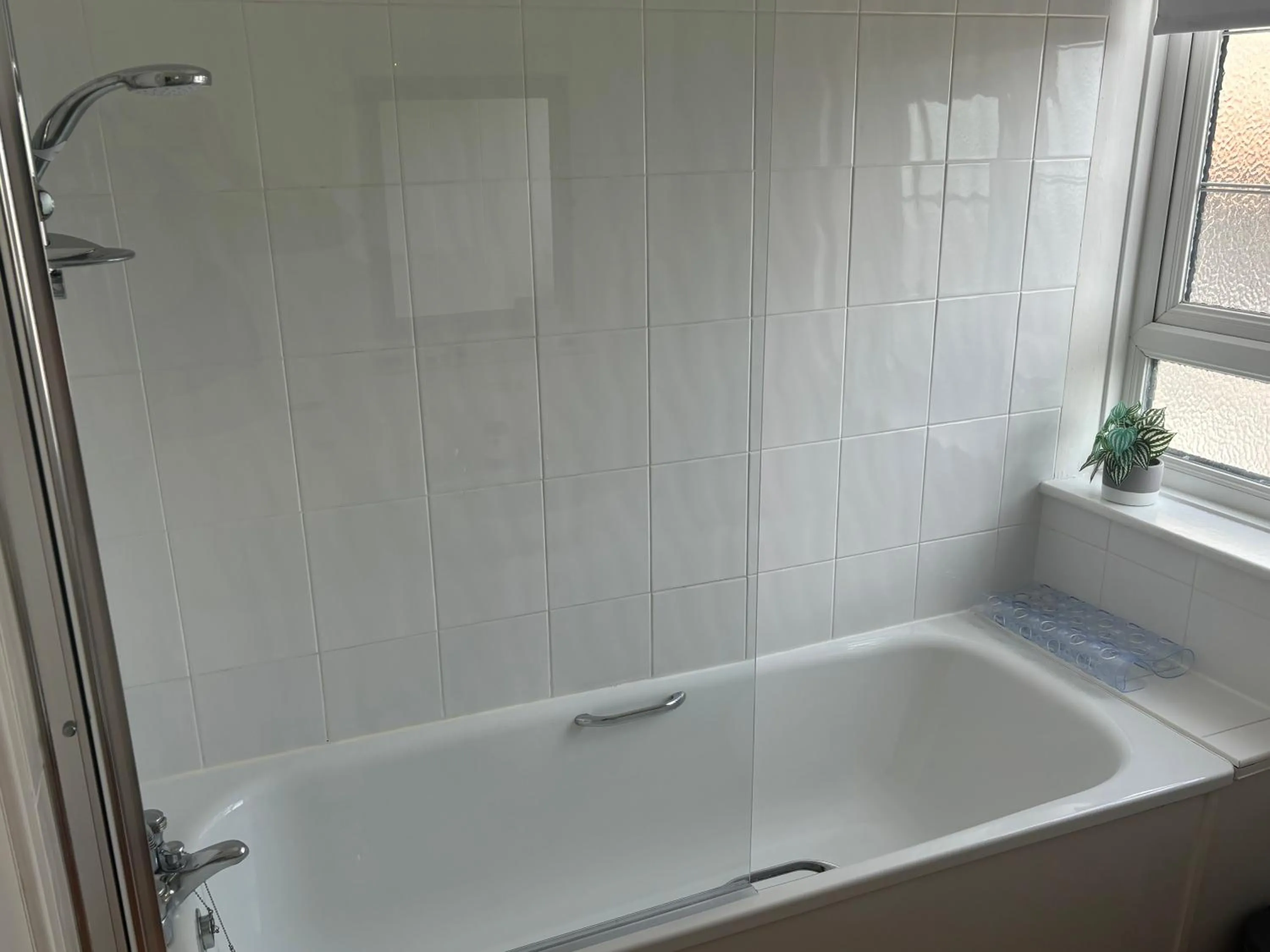 Shower, Bathroom in The Yacht Inn