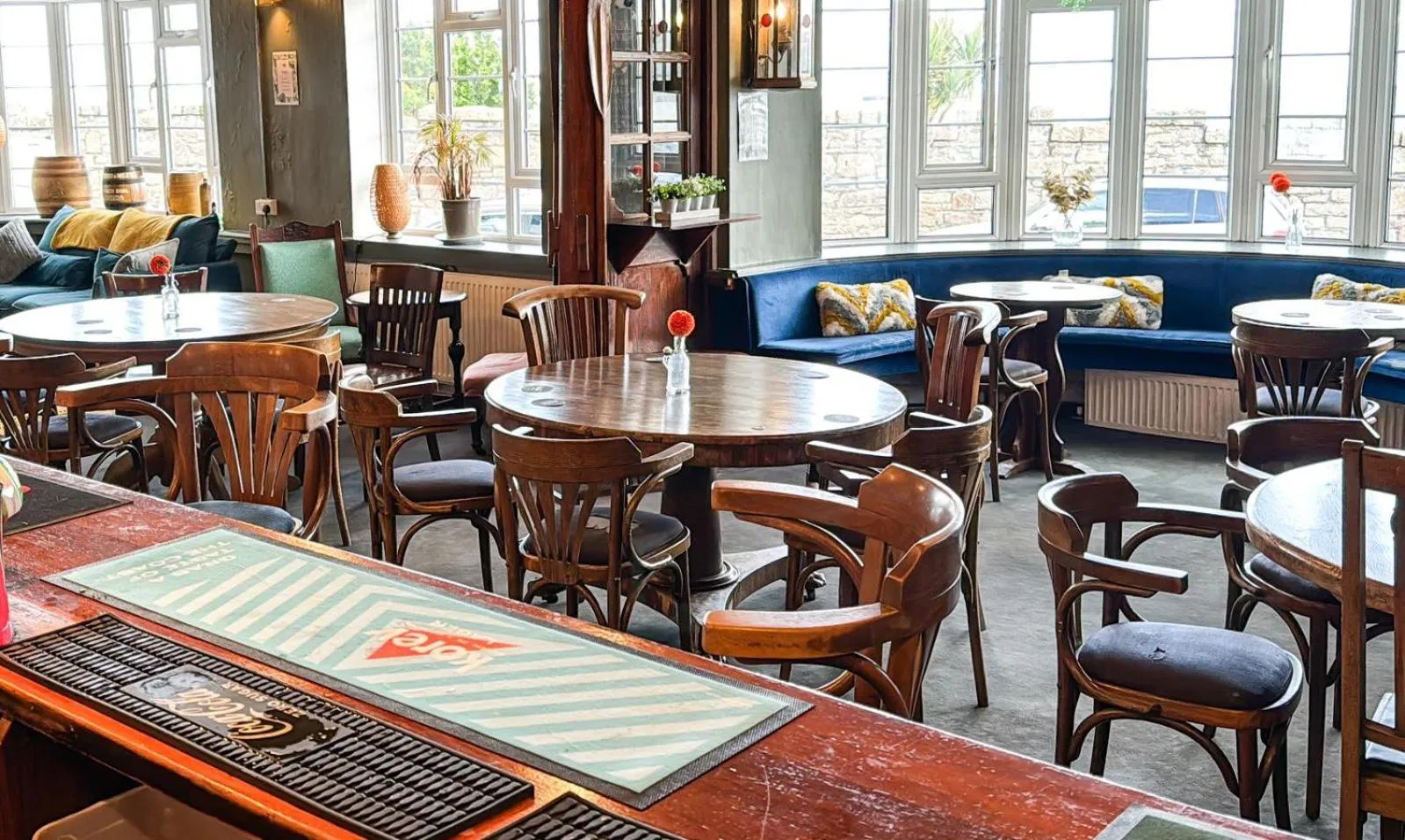 People in The Yacht Inn