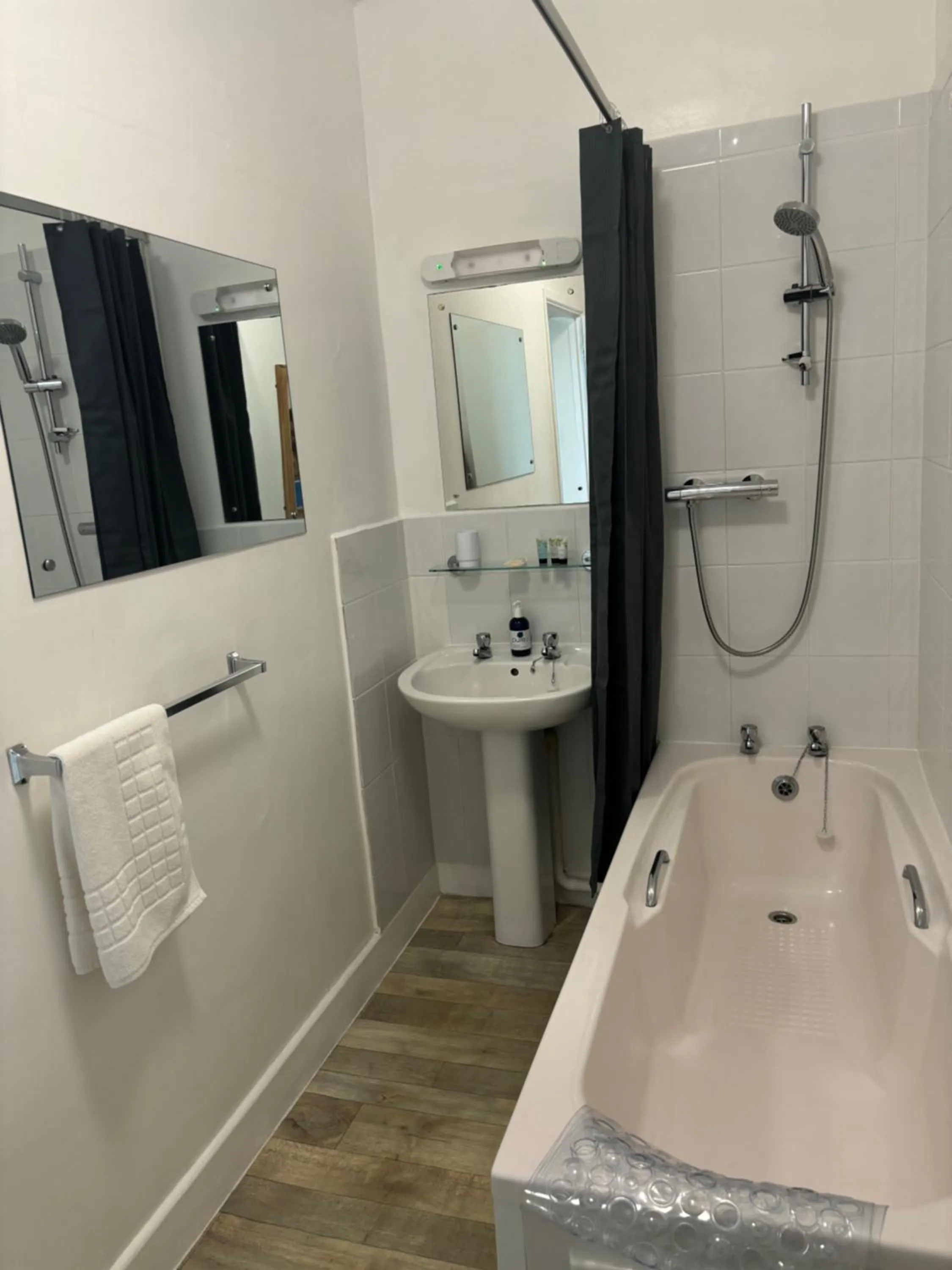 Shower, Bathroom in The Yacht Inn