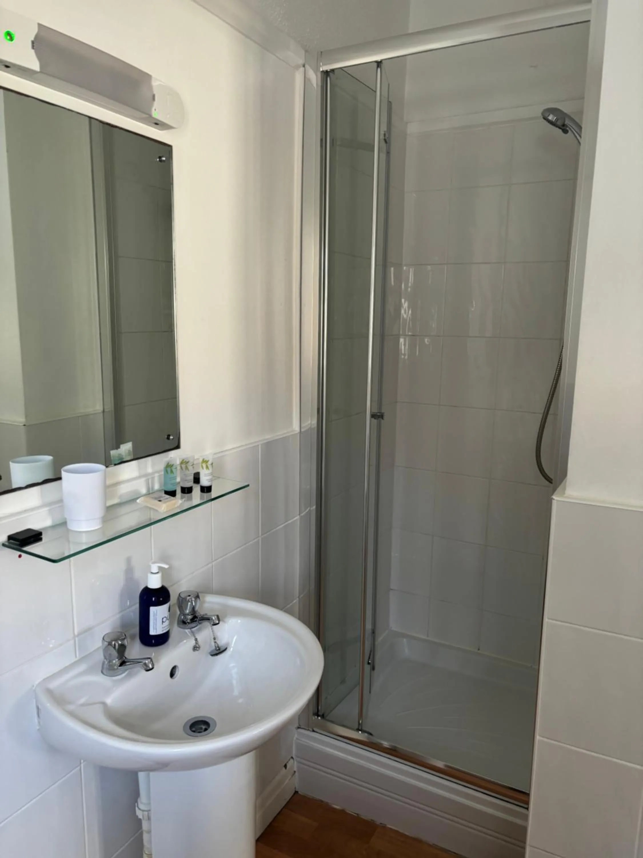 Shower, Bathroom in The Yacht Inn