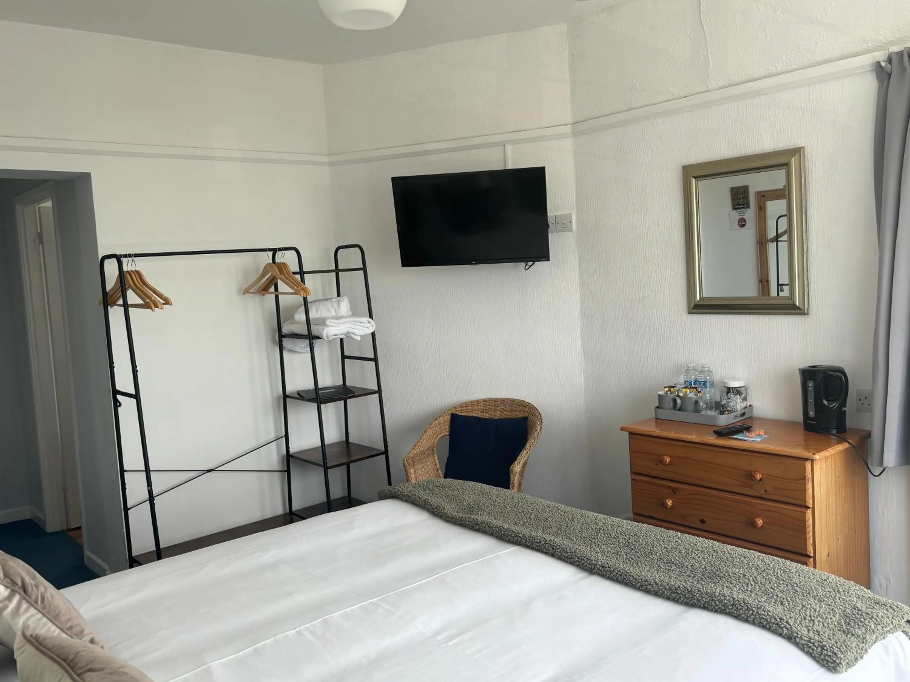 Bed, TV/Entertainment Center in The Yacht Inn