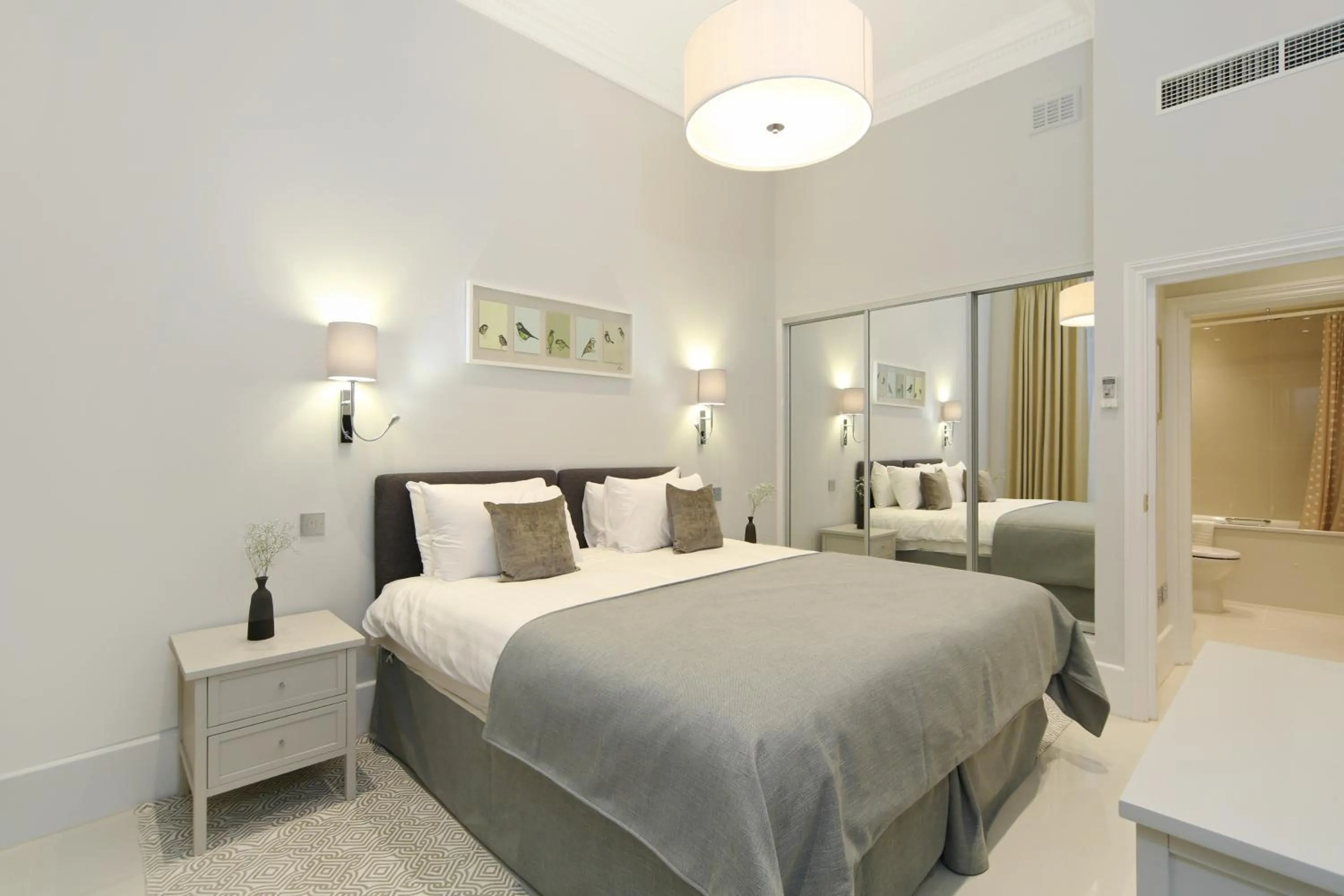 Bedroom, Bed in Queensgate Court