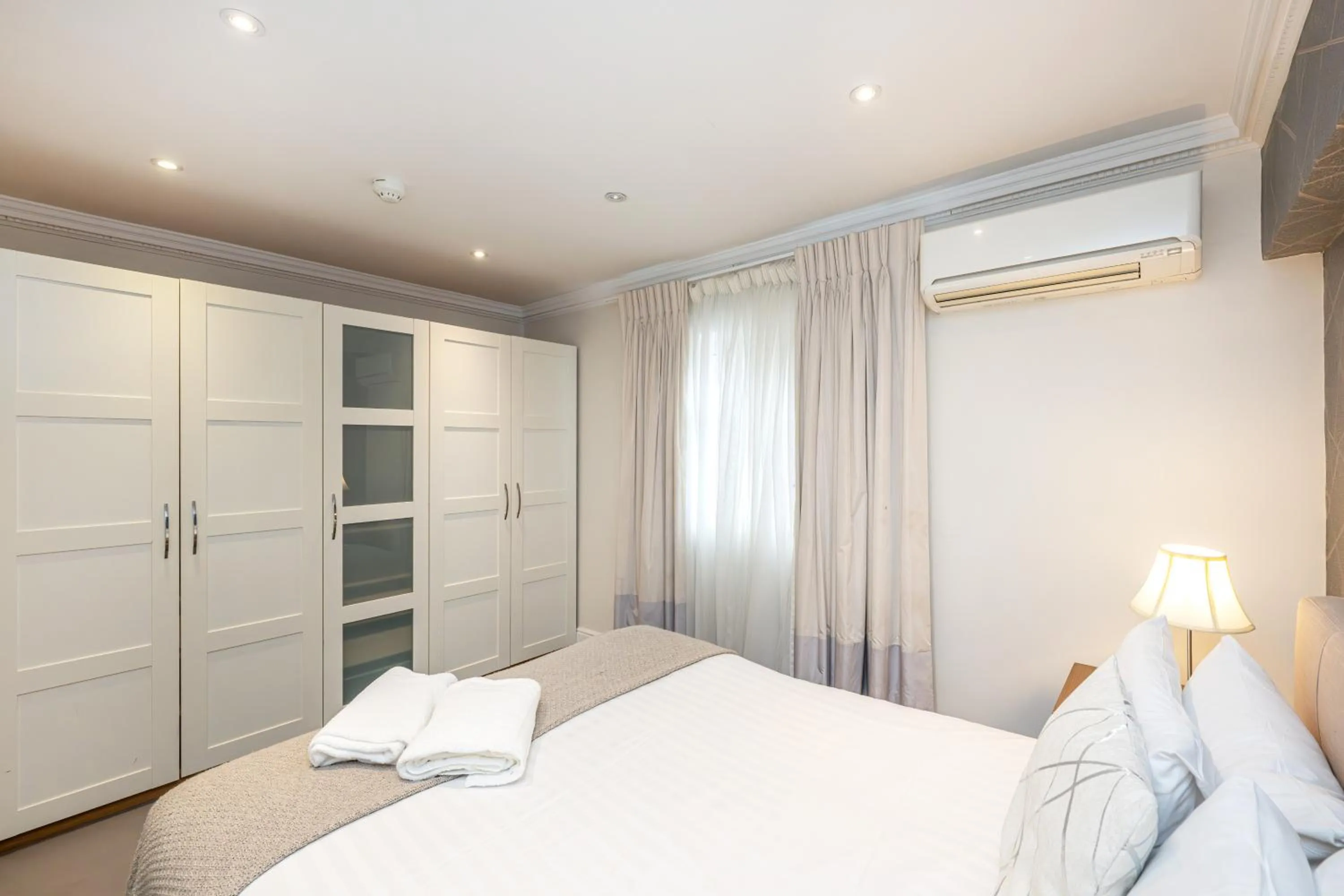 Photo of the whole room, Bed in Queensgate Court