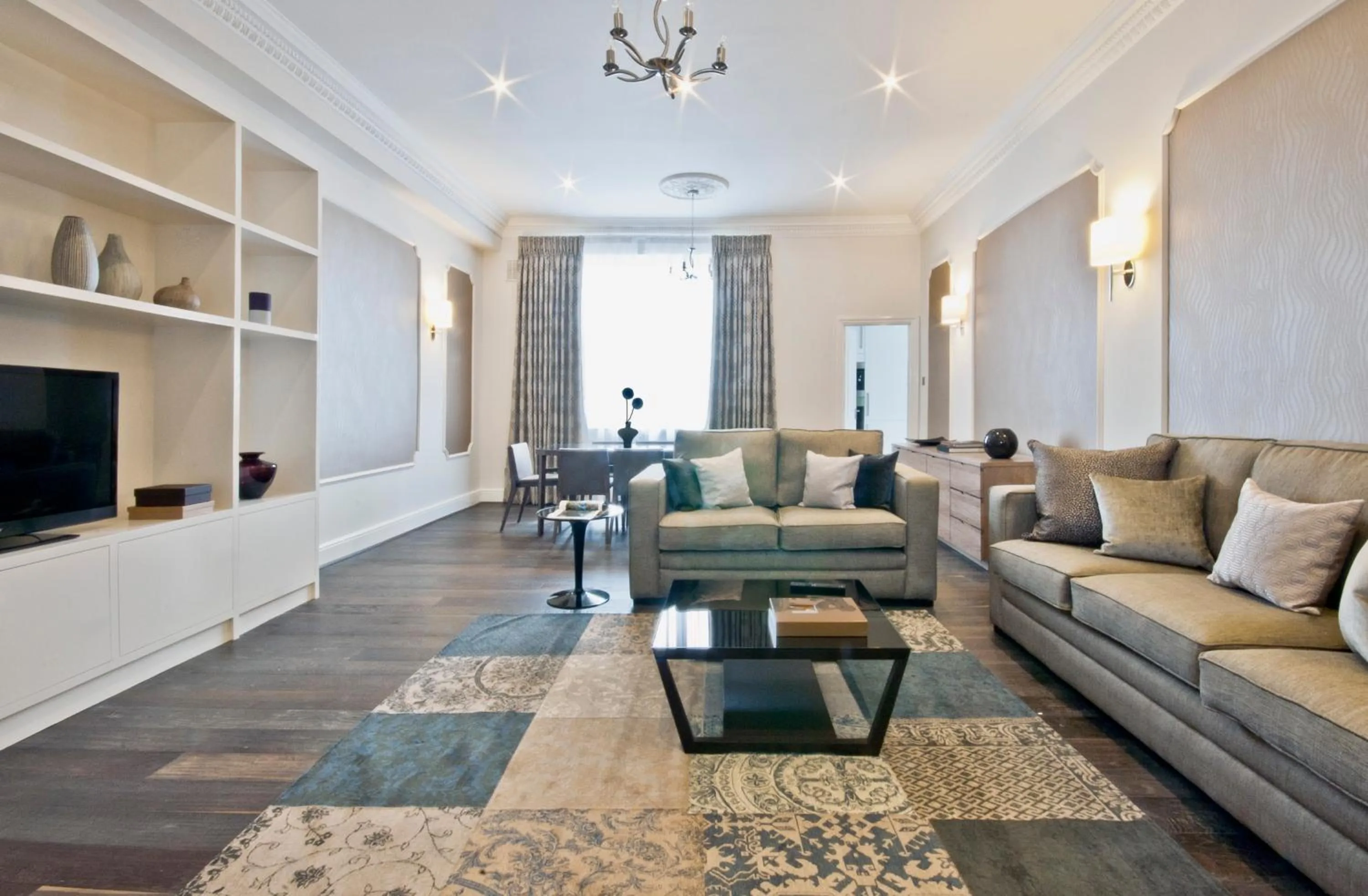 Living room in Queensgate Court Apartments