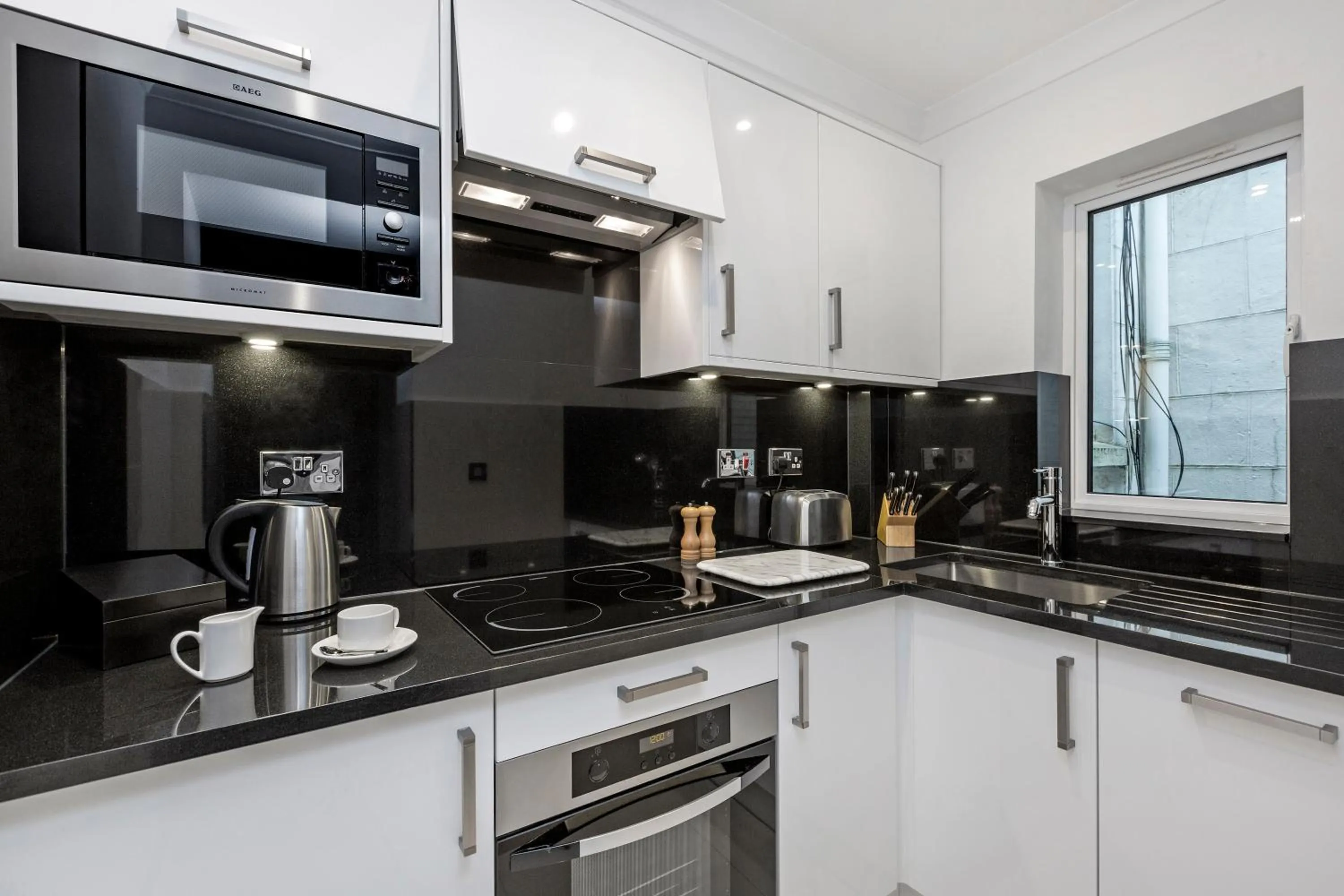Kitchen or kitchenette in Queensgate Court