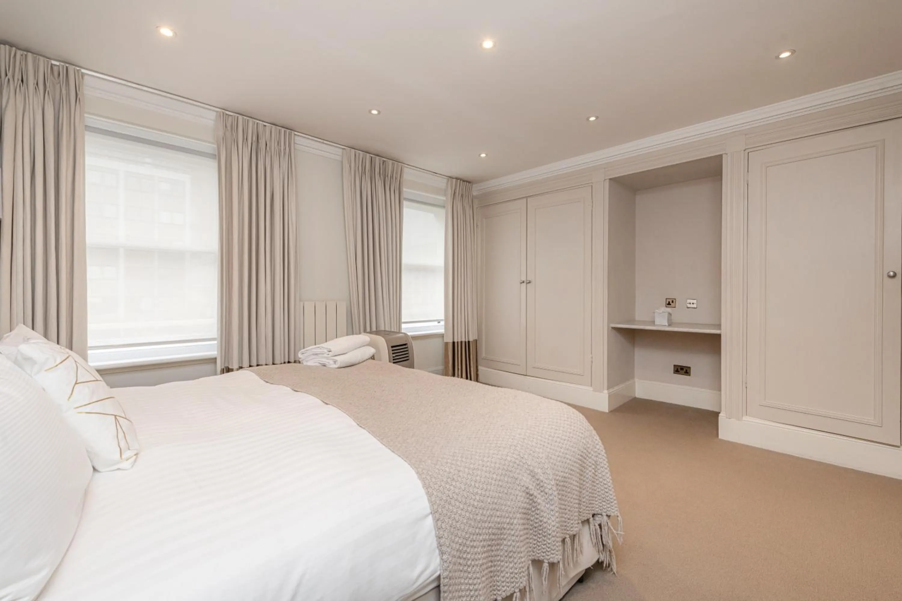 Bedroom, Bed in Queensgate Court