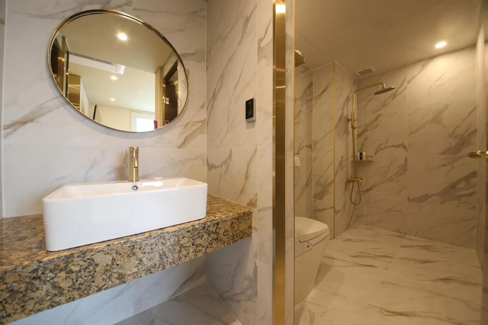 Shower in Hotel The One