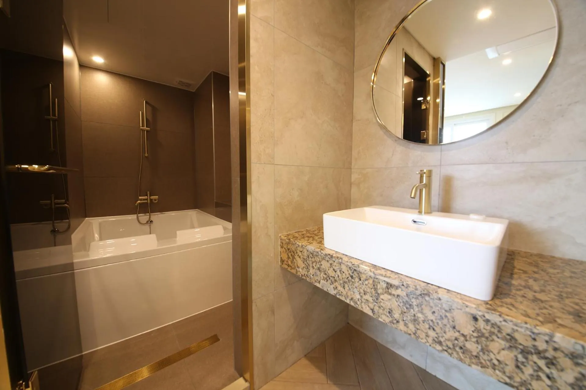 Shower in Hotel The One