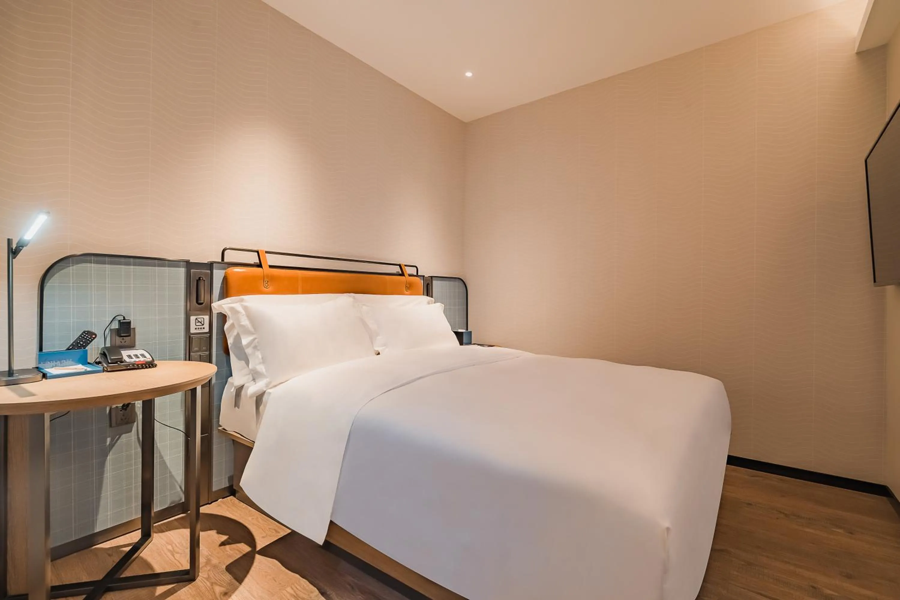 Bed in Echarm Plus International Hotel Guangzhou South Railway Station Zhongcun Metro Station Branch