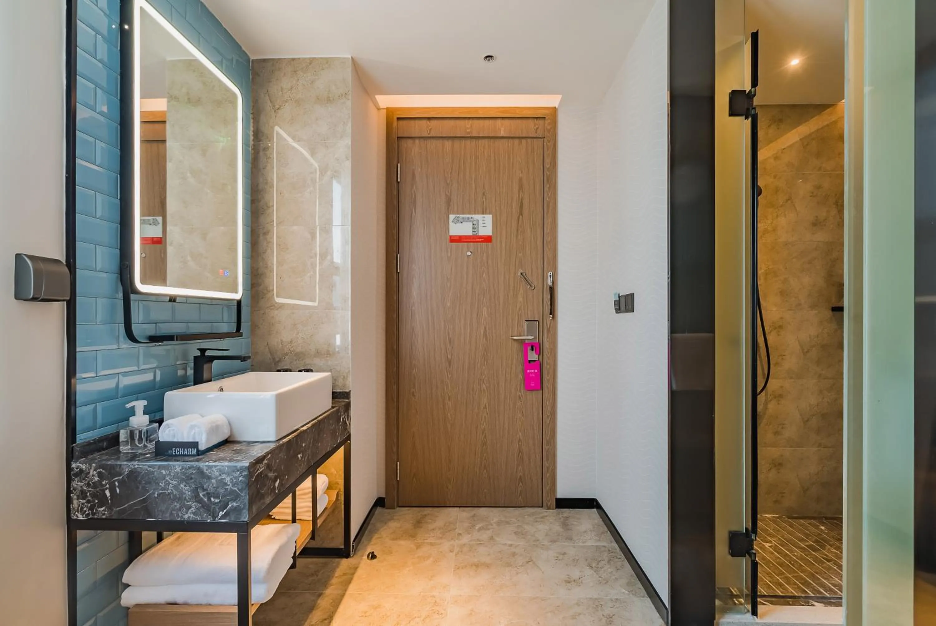 Bathroom, Bed in Echarm Plus International Hotel Guangzhou South Railway Station Zhongcun Metro Station Branch