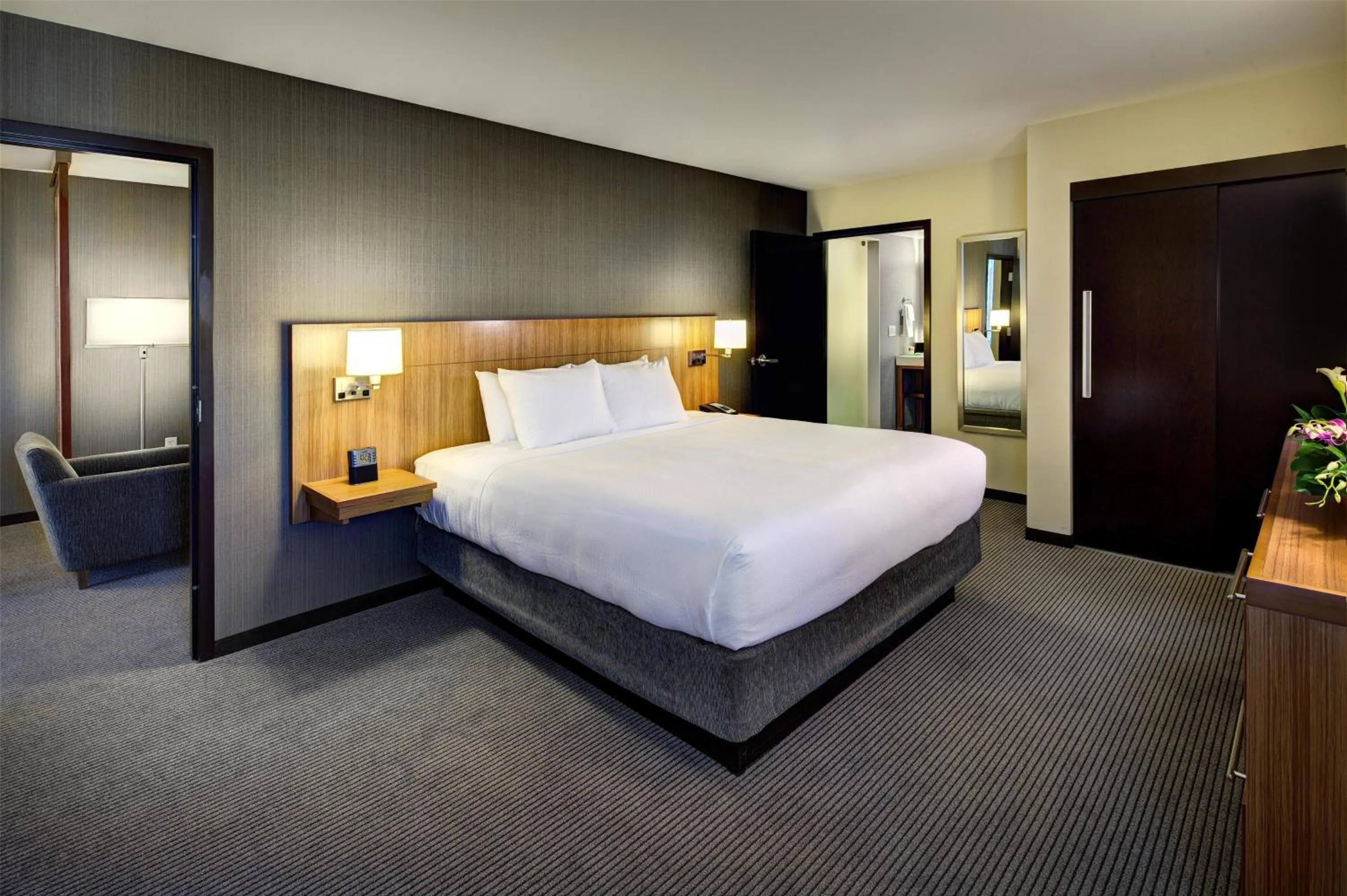 Photo of the whole room, Bed in Hyatt Place UC Davis